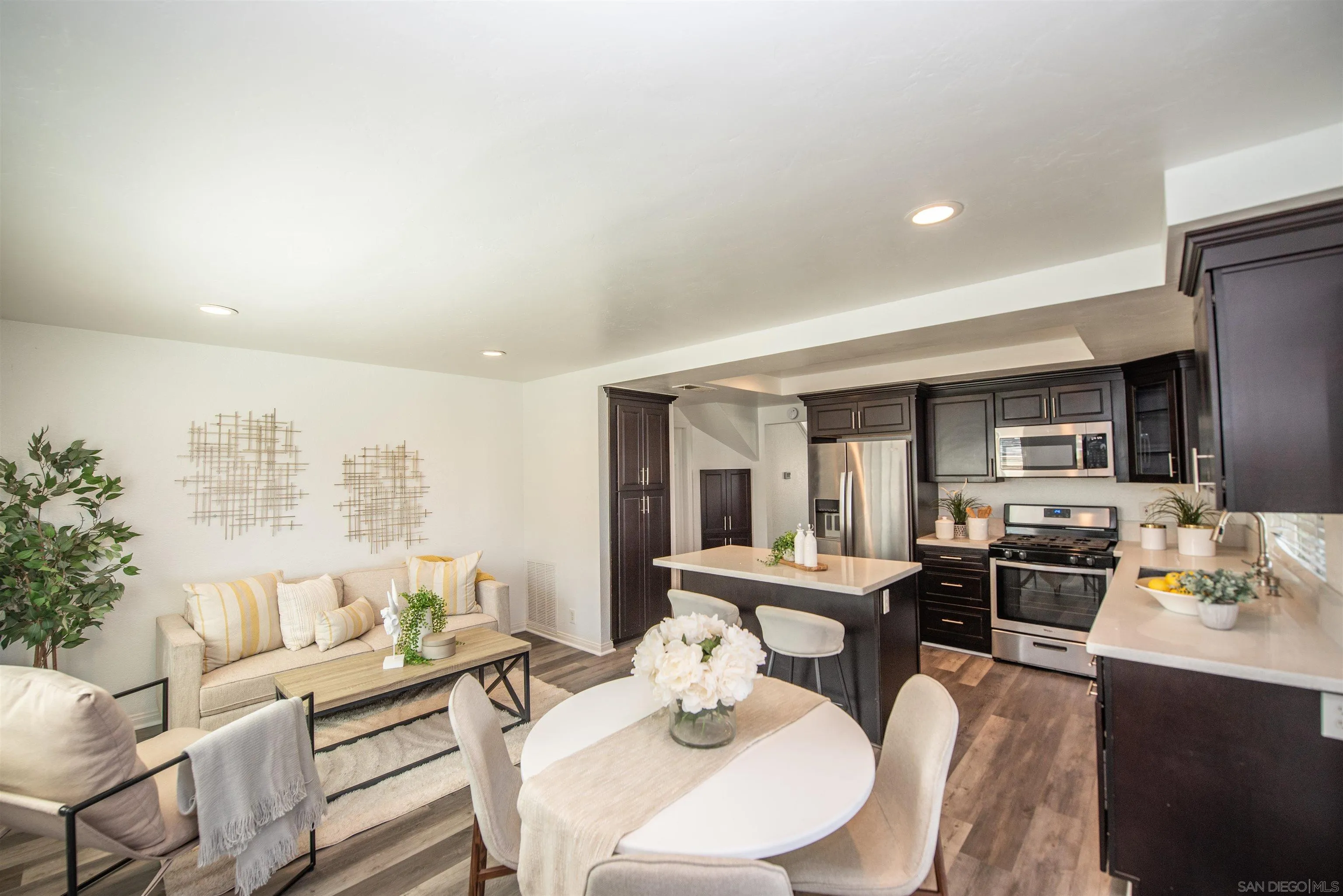 https://cdn.realtyfeed.com/cdn/127/260009292/28e8953e3e7eb8bbc006c54135f1f13e.webp