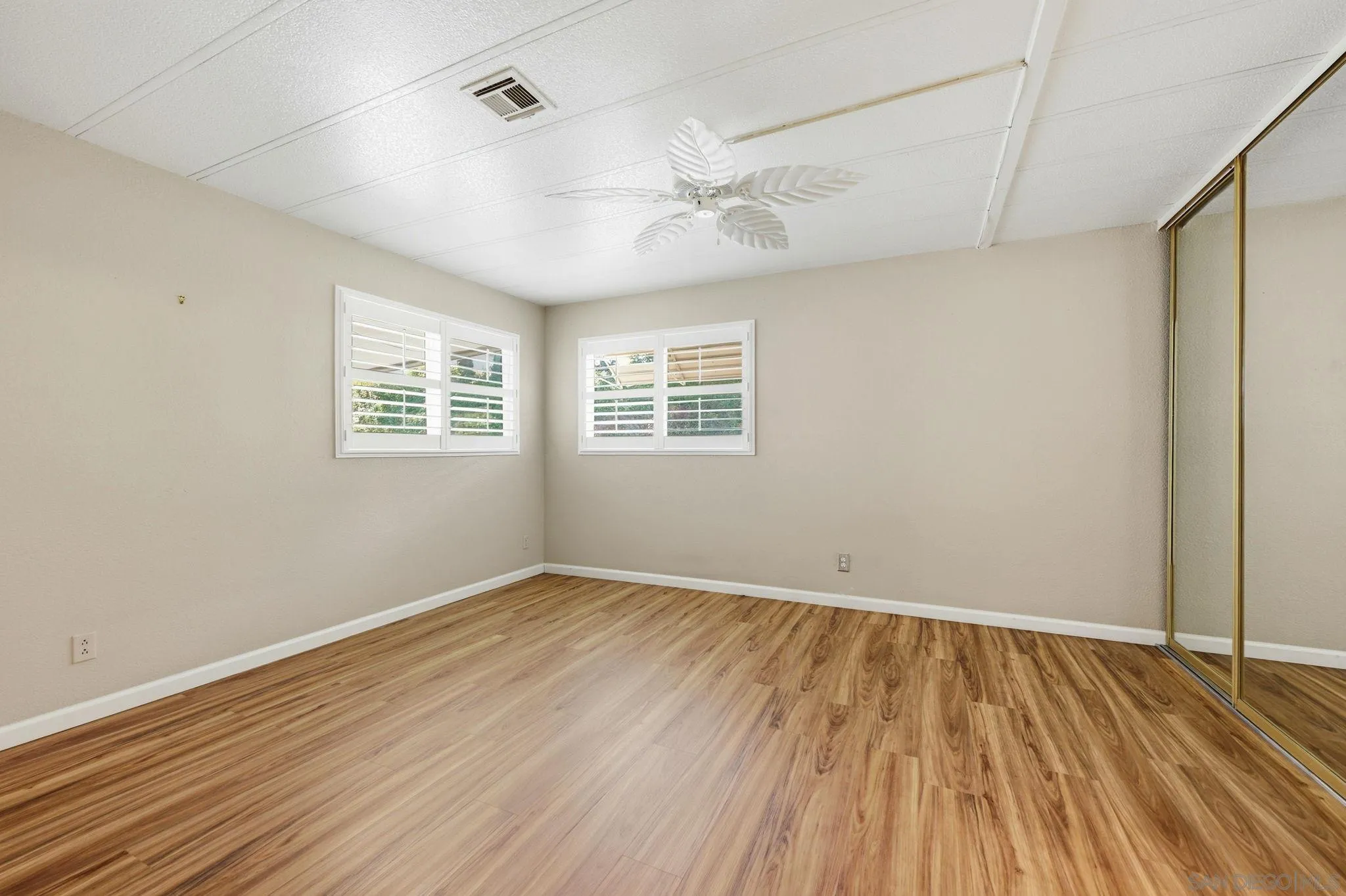 https://cdn.realtyfeed.com/cdn/127/260009305/26f60bc35d7d237aef7ba5afd4ea9f49.webp