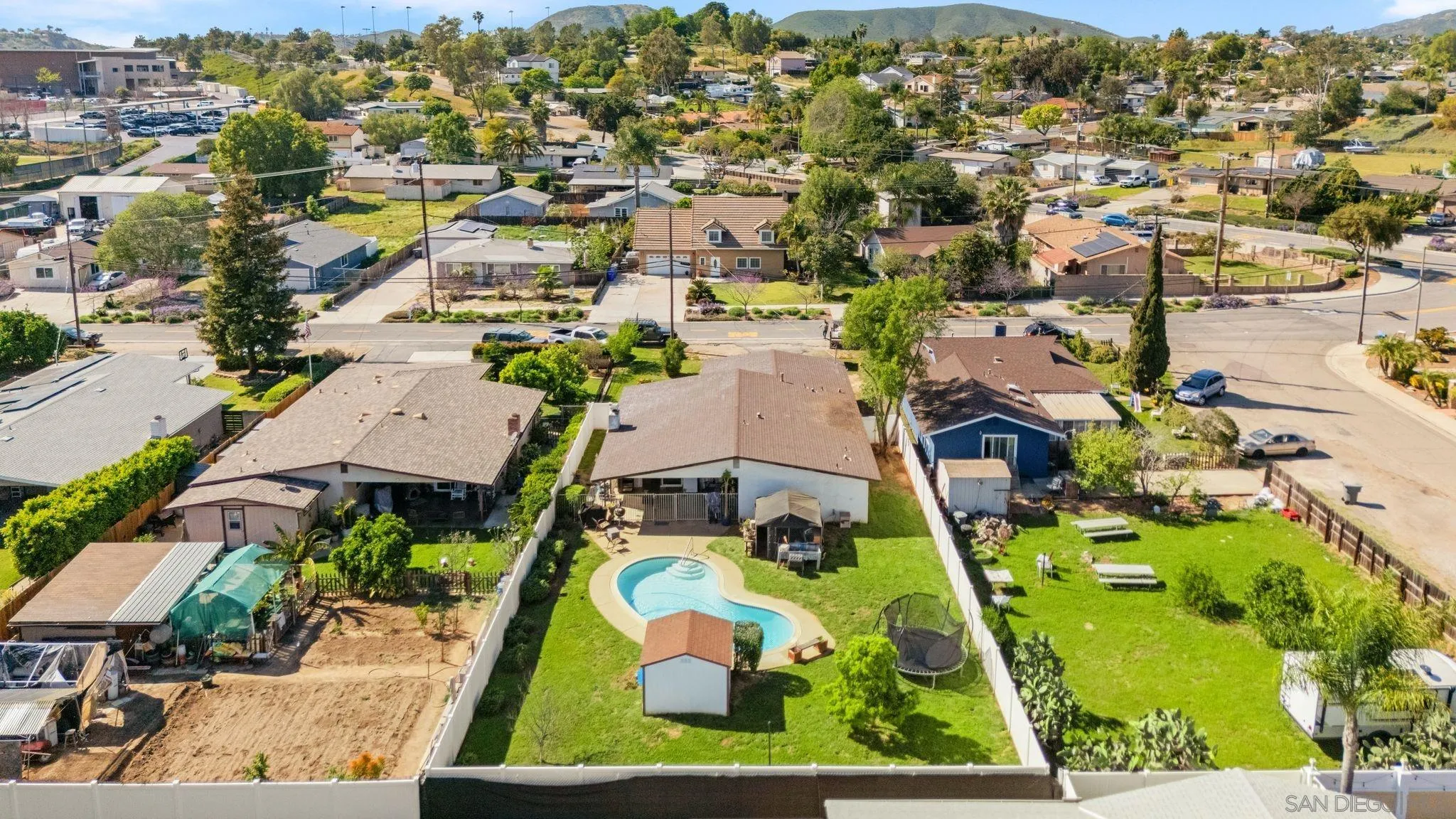 https://cdn.realtyfeed.com/cdn/127/260009323/878164c2529d0568b1c7a94f3a324cf7.webp