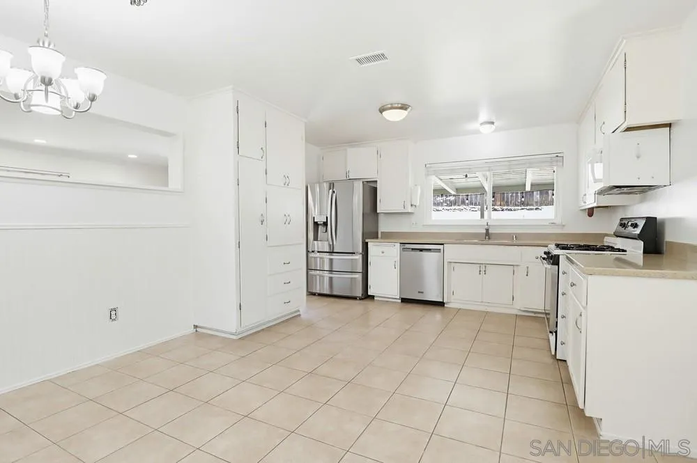 https://cdn.realtyfeed.com/cdn/127/260009332/a53b521eac84fe147e45ee5611cec5b5.webp