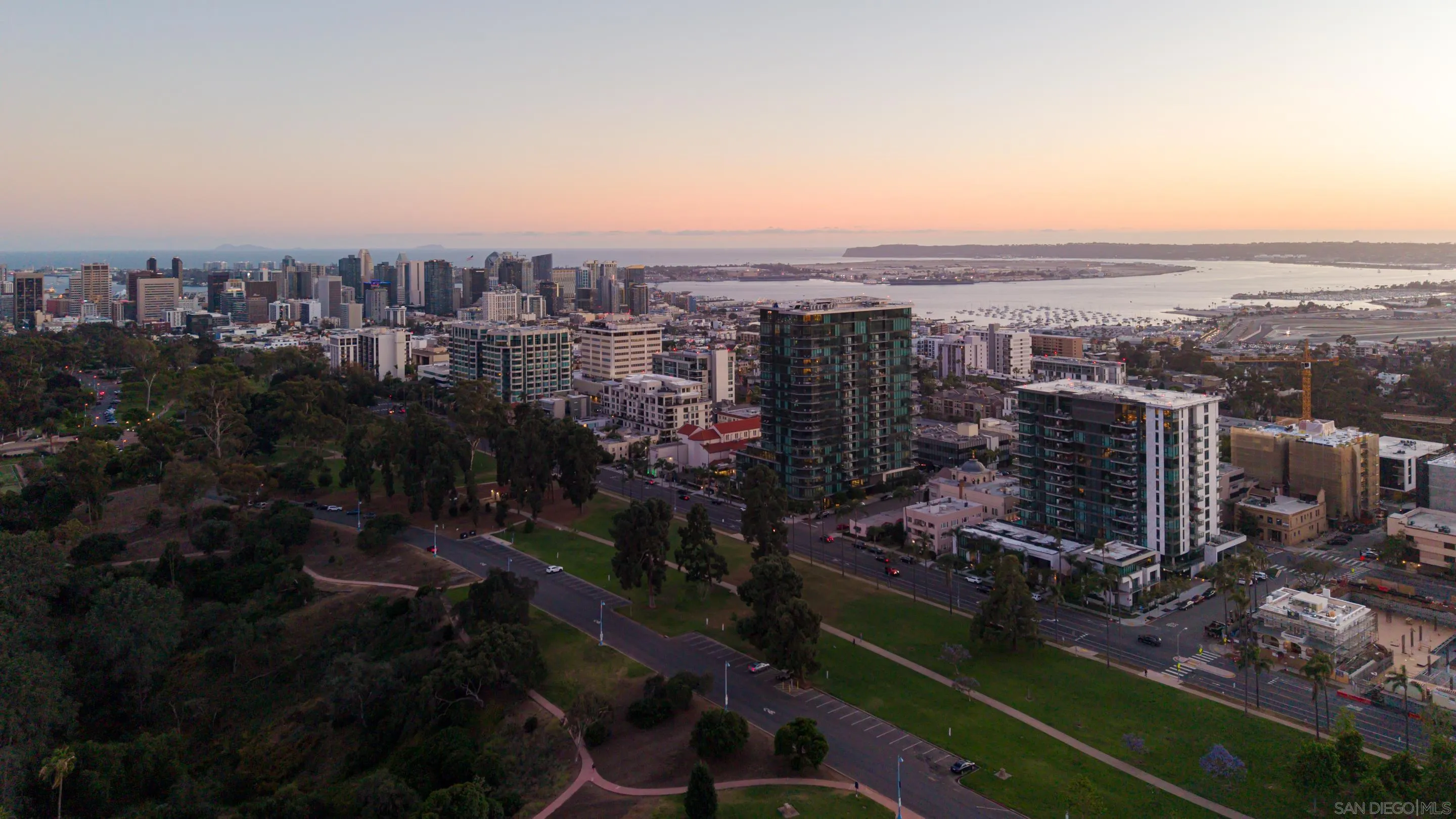 https://cdn.realtyfeed.com/cdn/127/260009350/c9c7718dd44eadc6300f3c917adf5485.webp