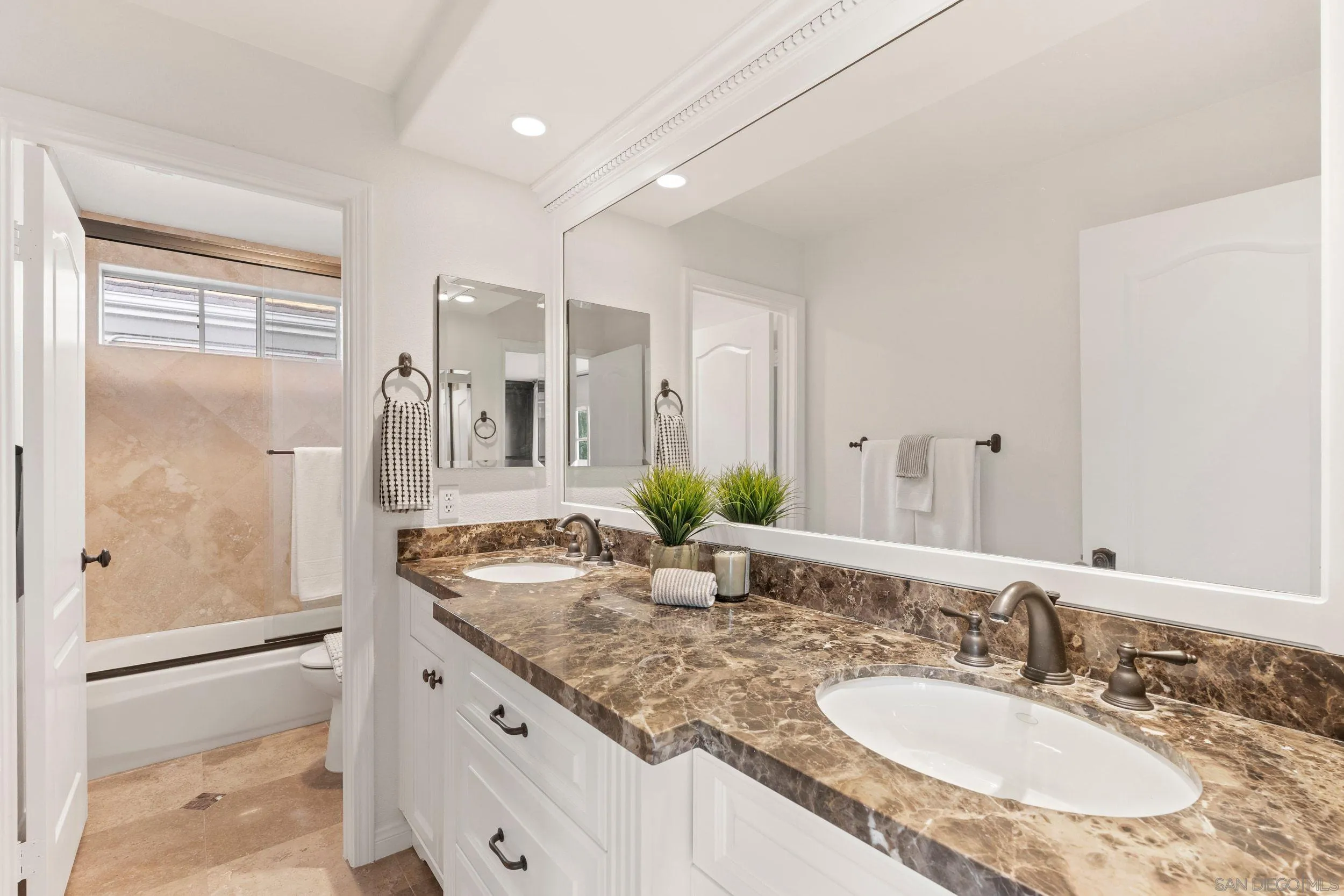 https://cdn.realtyfeed.com/cdn/127/260009374/8afc509cc65b516971d14ae406b5b8ee.webp
