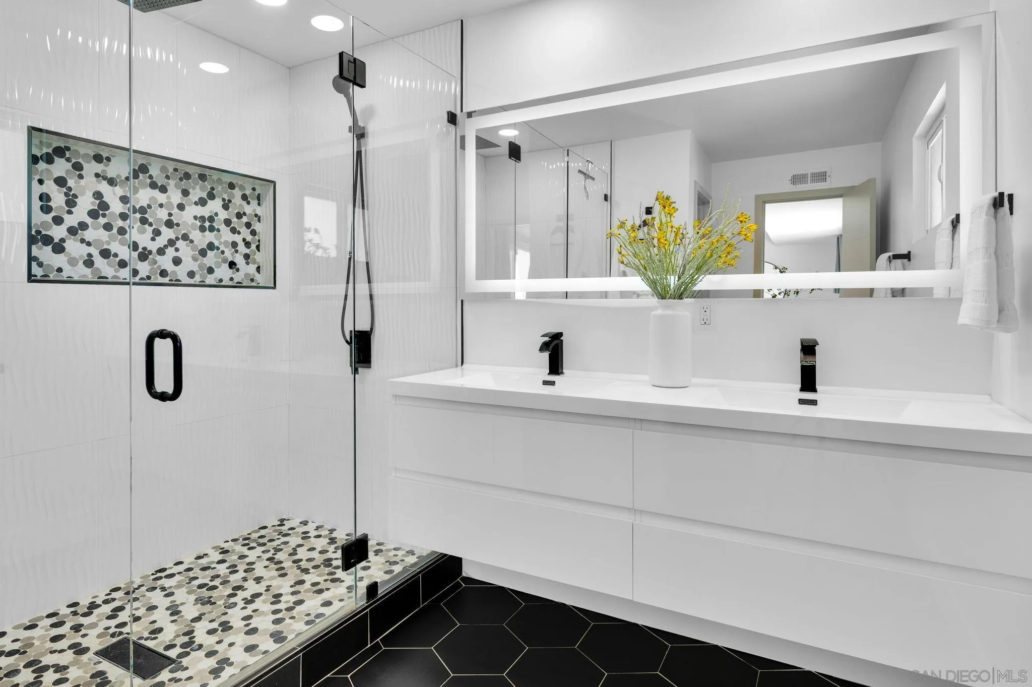 https://cdn.realtyfeed.com/cdn/127/260009378/825b1d3d822e9165783aad2c5b27fbac.webp