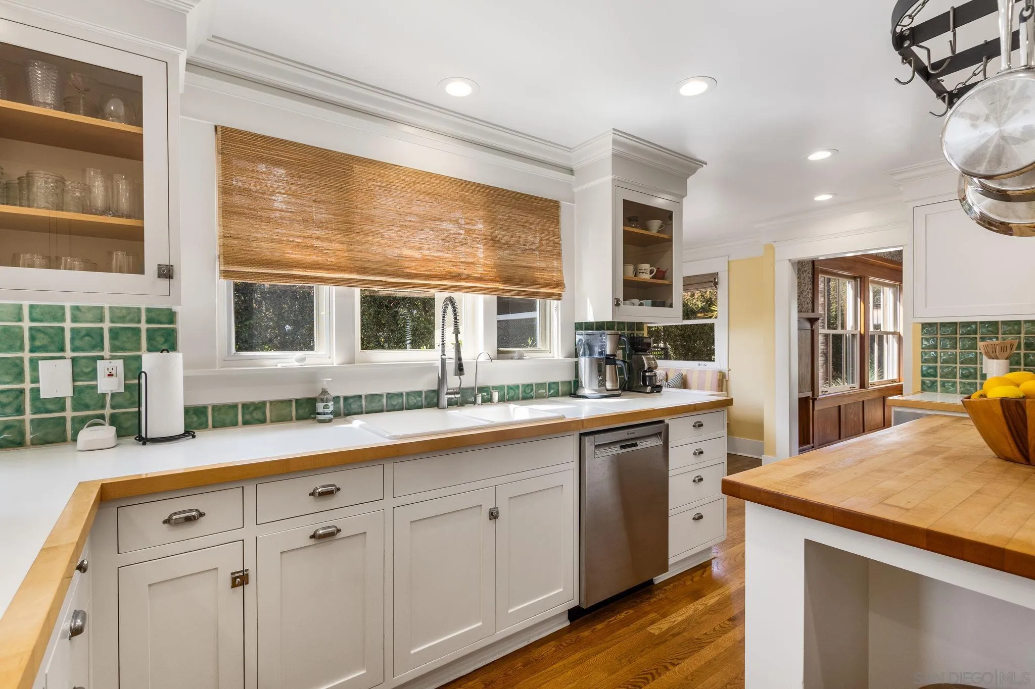https://cdn.realtyfeed.com/cdn/127/260009398/fb42328e62470b35bedb0036fdbc56dc.webp