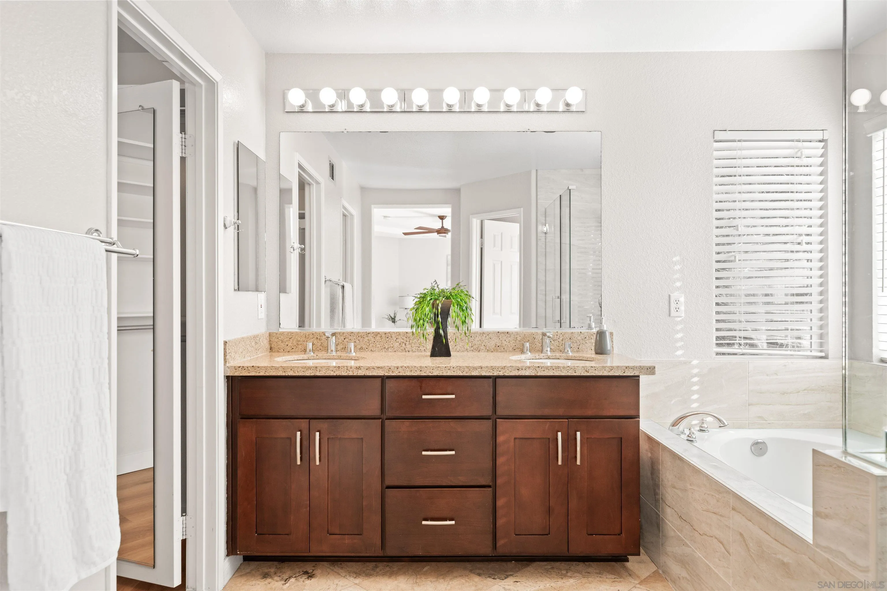 https://cdn.realtyfeed.com/cdn/127/260009406/13a470f269d03d721923a198028902b2.webp