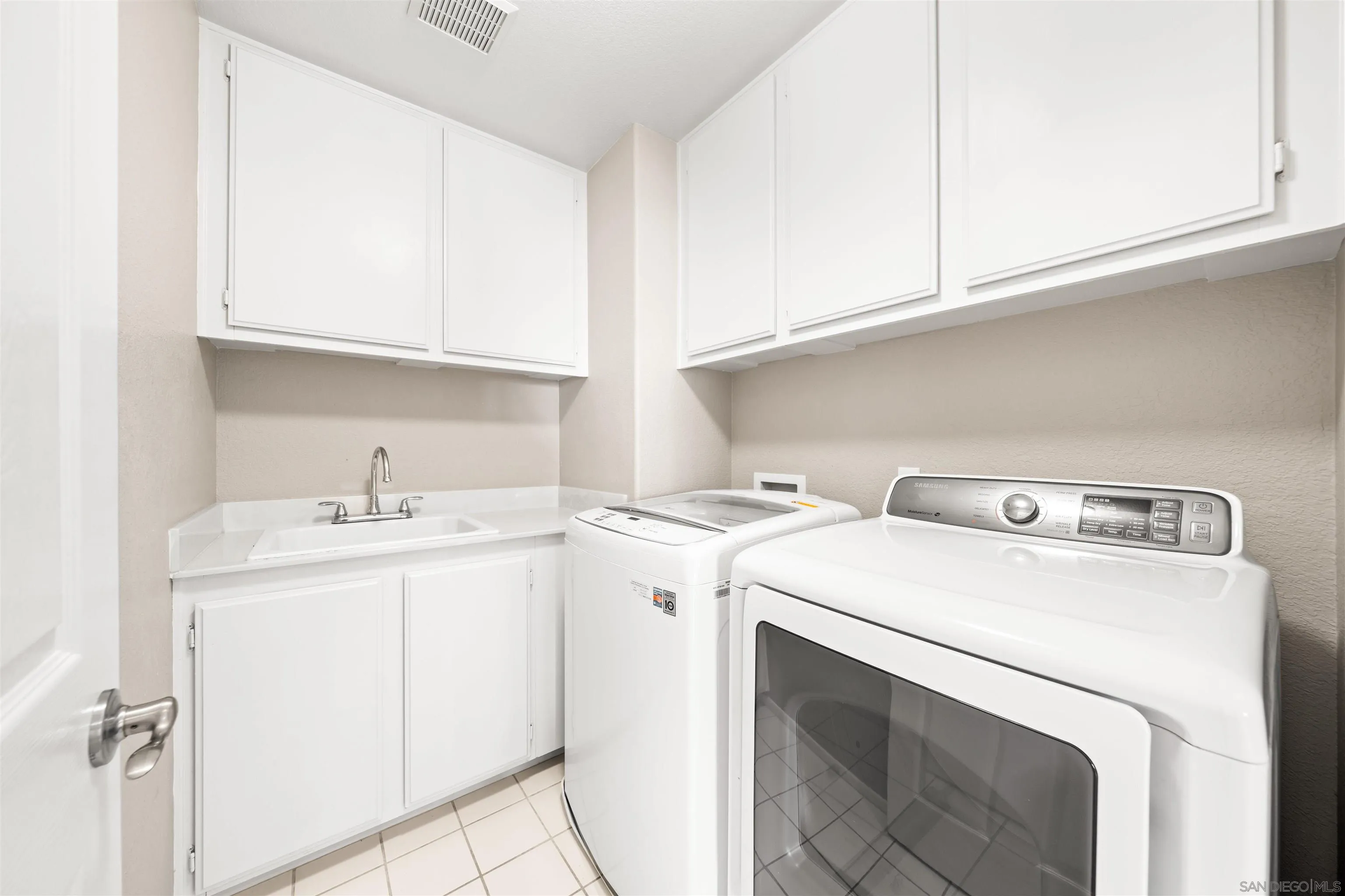 https://cdn.realtyfeed.com/cdn/127/260009406/1cc046edb0b45443ca94d41a9e6a7072.webp