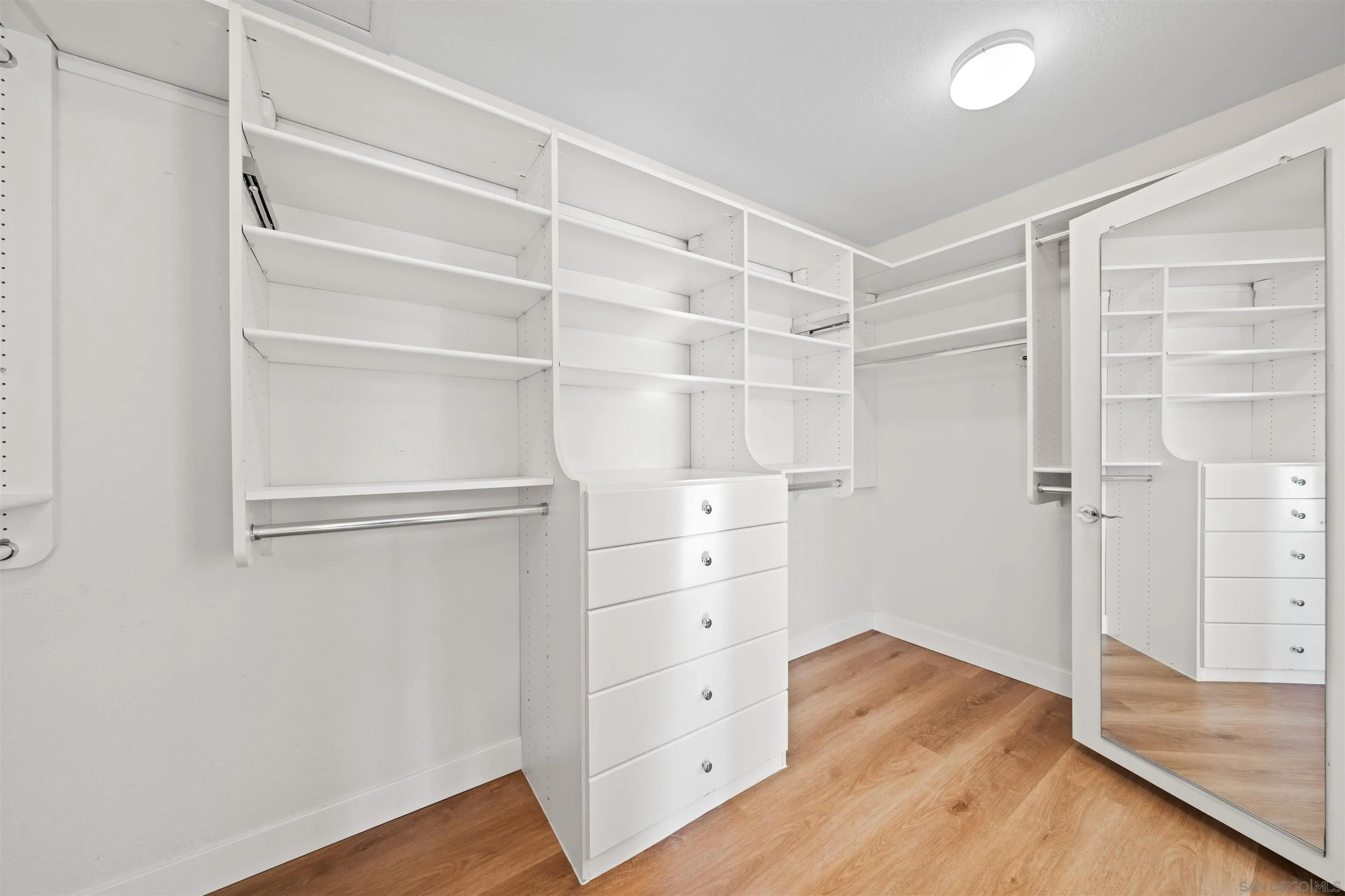 https://cdn.realtyfeed.com/cdn/127/260009406/eeca210c04b391895a1296f858779e13.webp