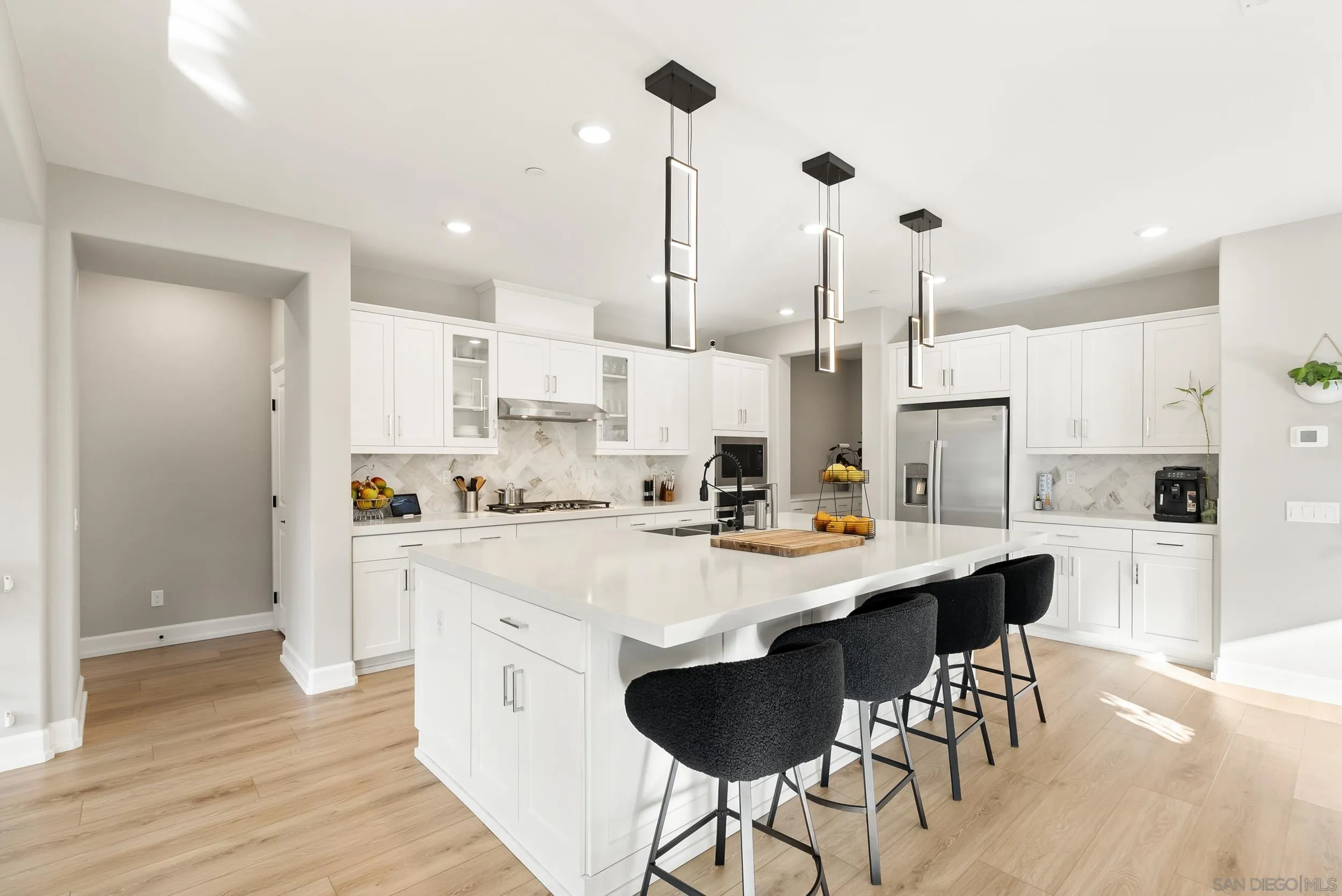 https://cdn.realtyfeed.com/cdn/127/260009413/e0f1fef34ca7eea4442290698f96f3f4.webp
