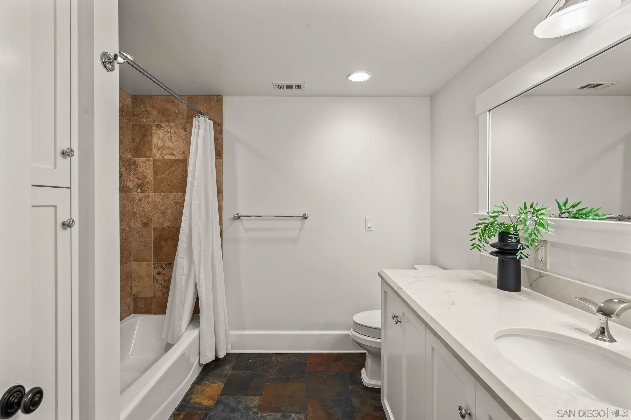 https://cdn.realtyfeed.com/cdn/127/260009417/ac5d8b458fb9815bc39fb6b930b70319.webp