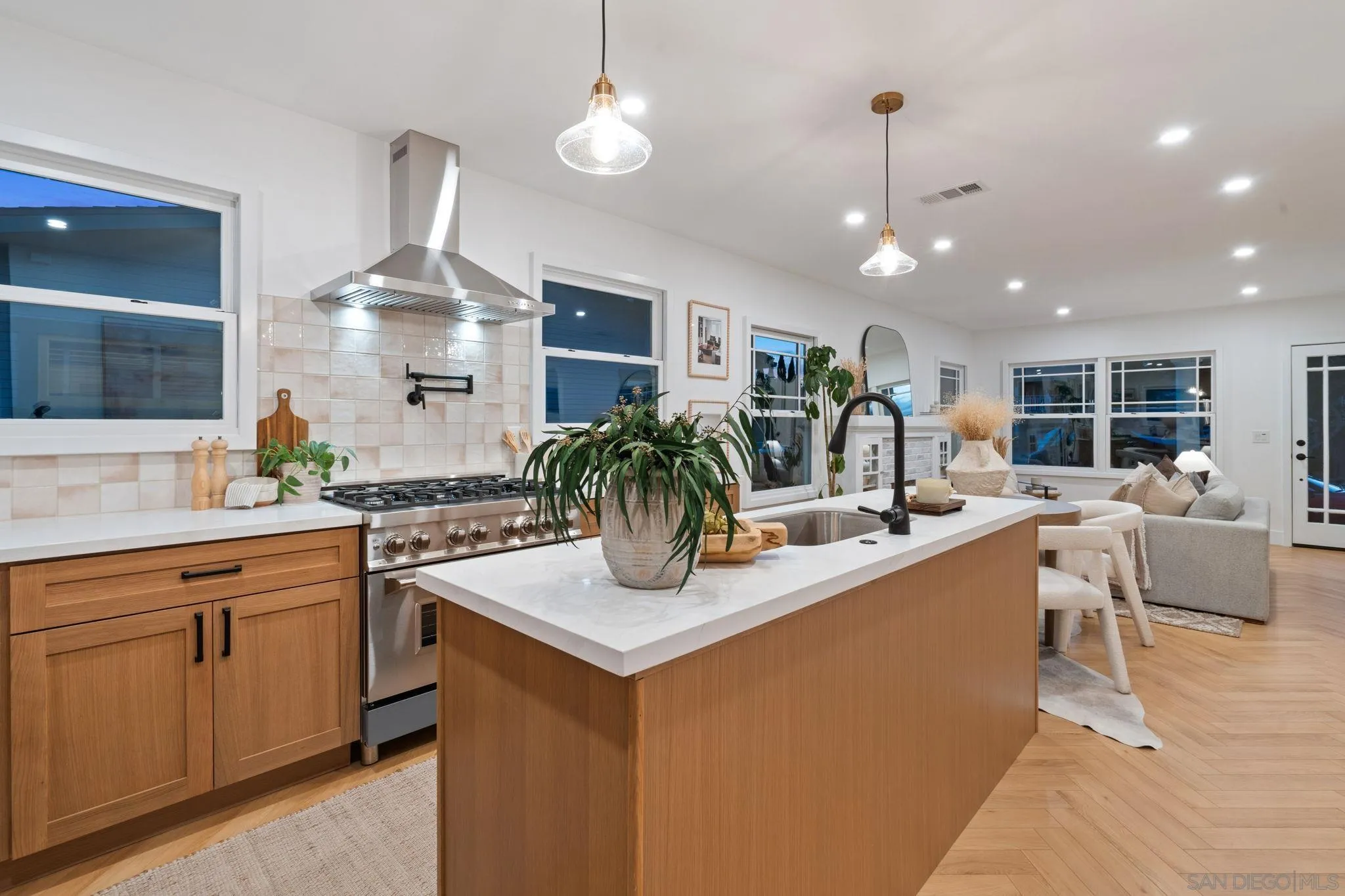 https://cdn.realtyfeed.com/cdn/127/260009436/fdbcdb21542a3cea0a205ea2891189b2.webp