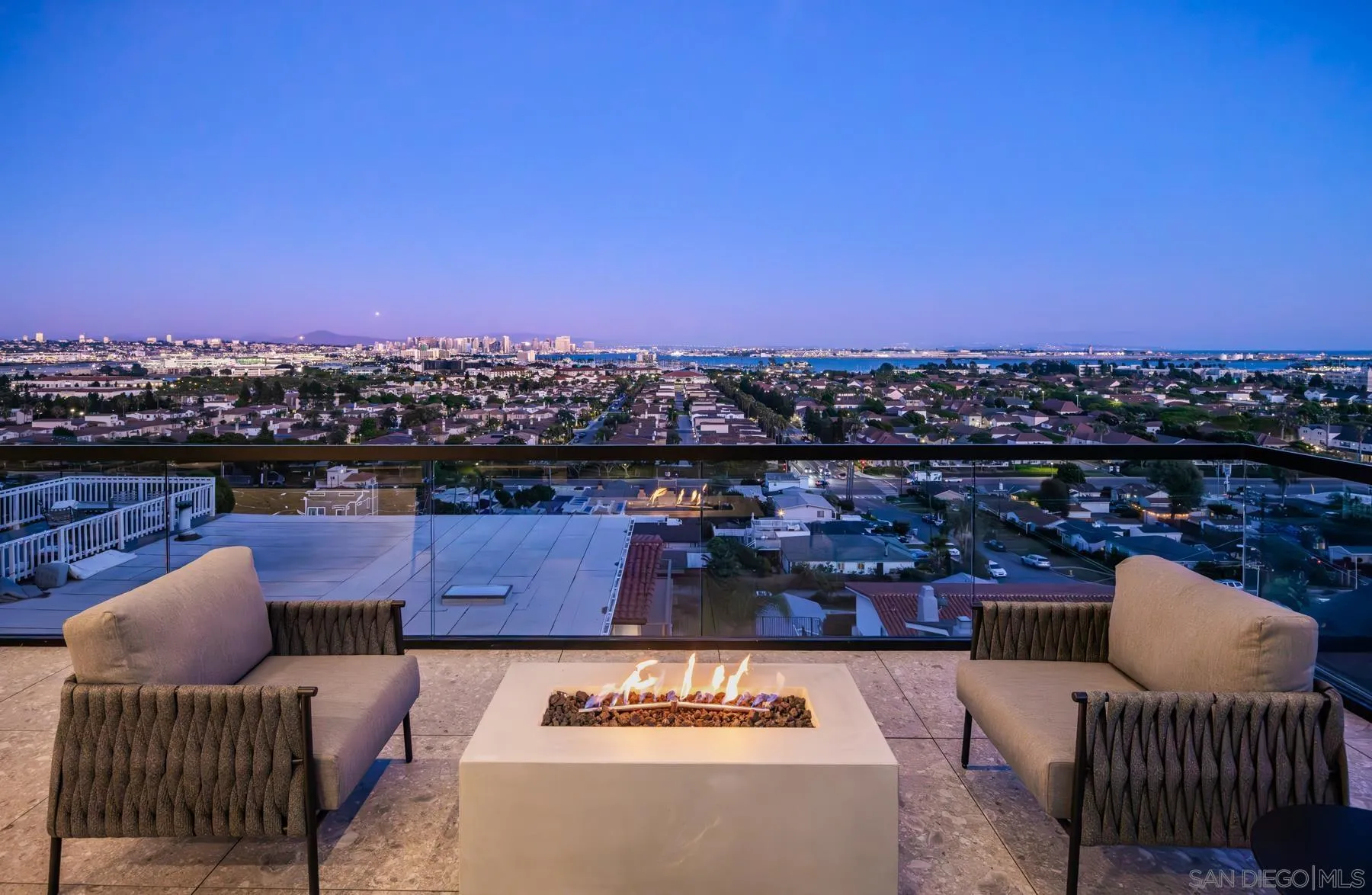 https://cdn.realtyfeed.com/cdn/127/260009448/e7ee44de6f7b697bc54596eb4e304205.webp