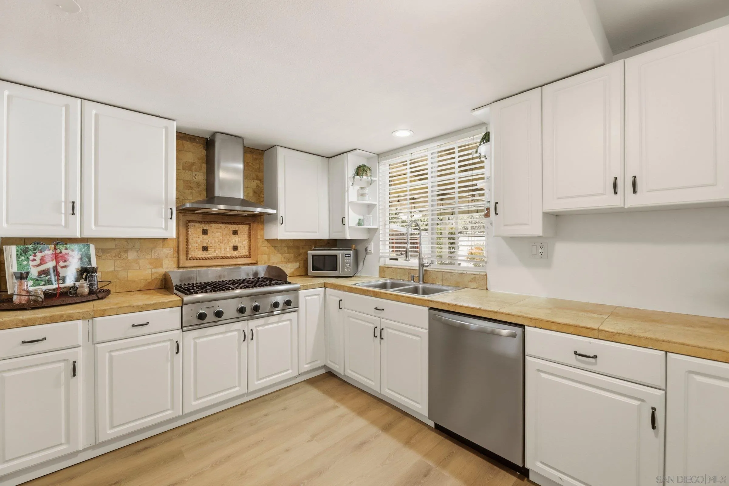 https://cdn.realtyfeed.com/cdn/127/260009496/ee0a7ce938f89bff19d0eb72095143ea.webp