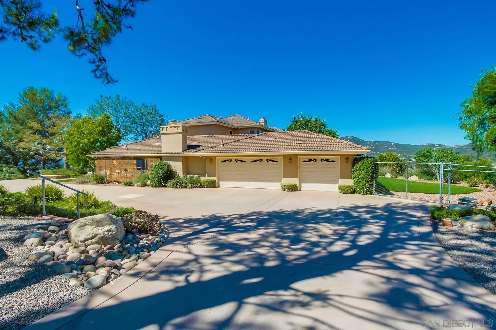 https://cdn.realtyfeed.com/cdn/127/260009577/4a17a6f0522f95f82556eaf7885fca05.webp