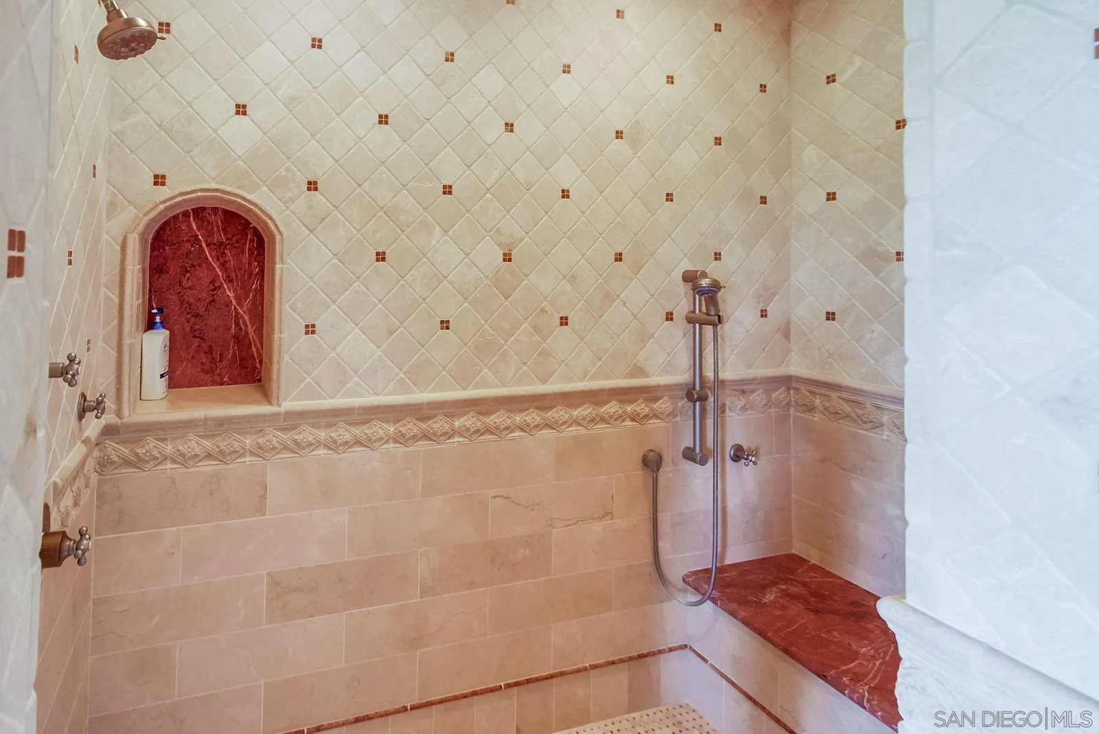 https://cdn.realtyfeed.com/cdn/127/260009577/8eae1f2ad2089cb45577f46268c42d0c.webp