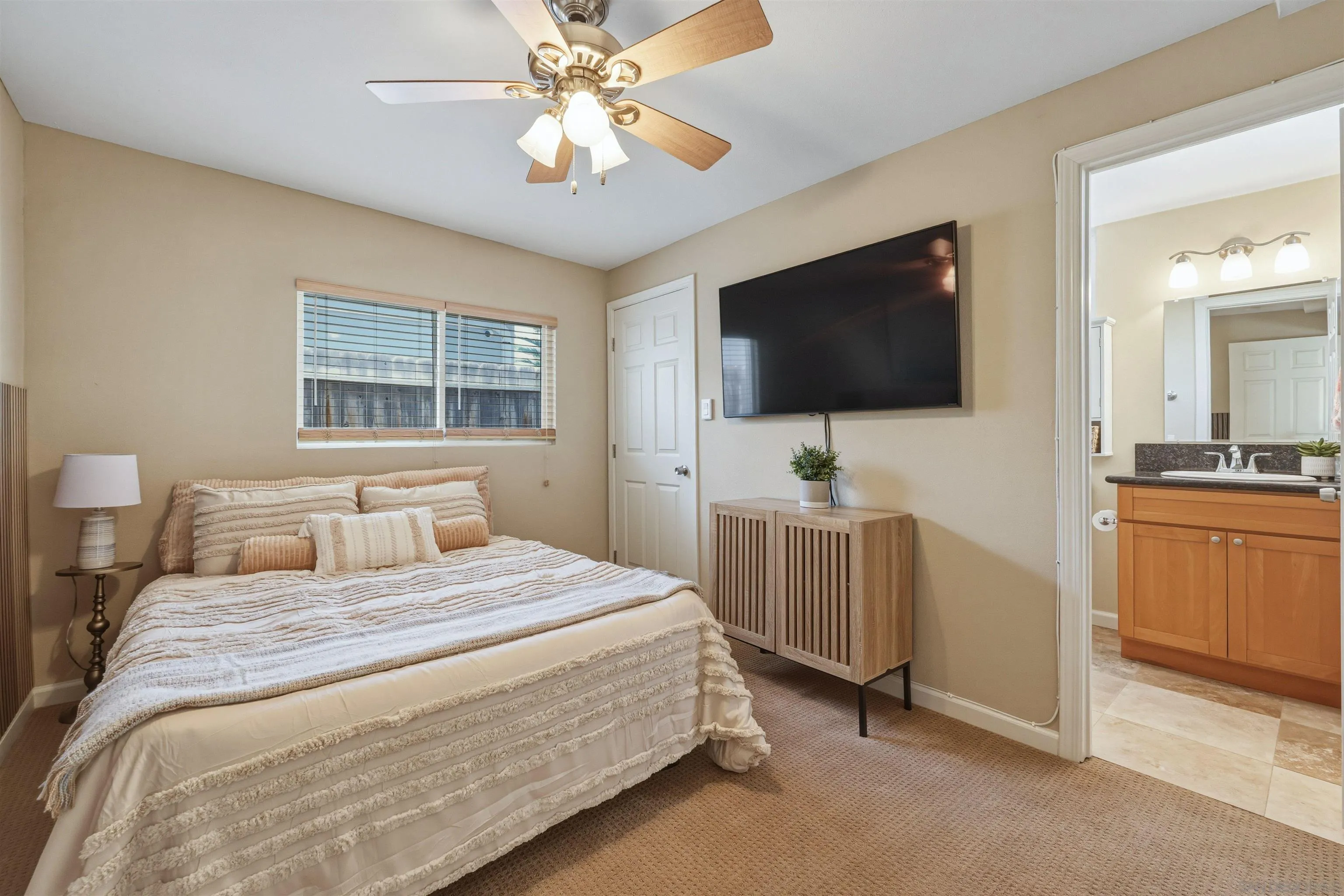 https://cdn.realtyfeed.com/cdn/127/260009580/96518e2cfedf366462133be7db644c06.webp