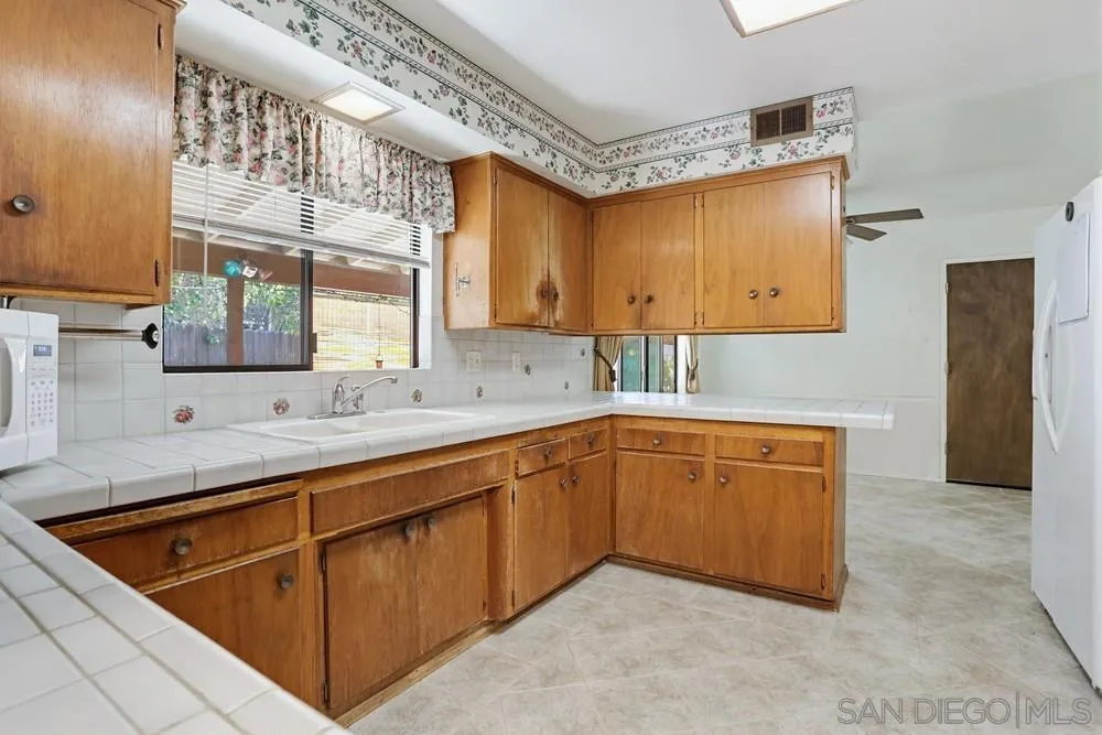 https://cdn.realtyfeed.com/cdn/127/260009604/515ee6b7572dfeb1f8ebd4b5ed5ae922.webp