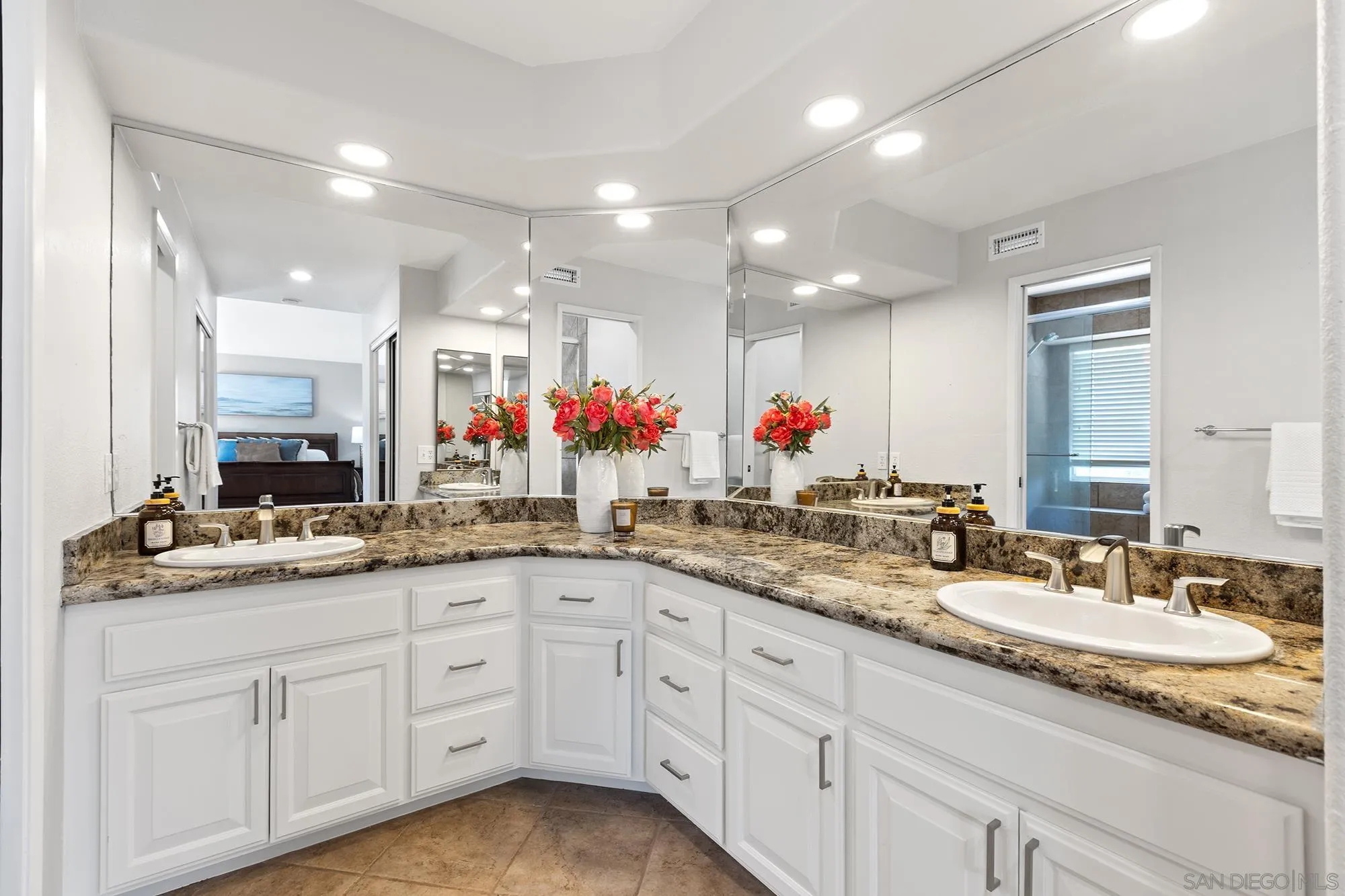 https://cdn.realtyfeed.com/cdn/127/260009616/460fc5f31b5198abffea7ab3703405c8.webp