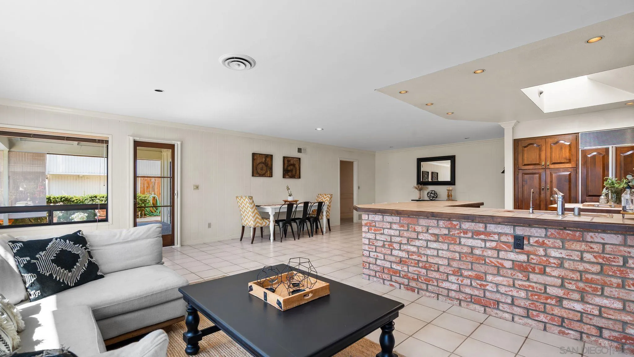 https://cdn.realtyfeed.com/cdn/127/260009631/1b014e81910e48d46dd8d8b4b1e0217d.webp