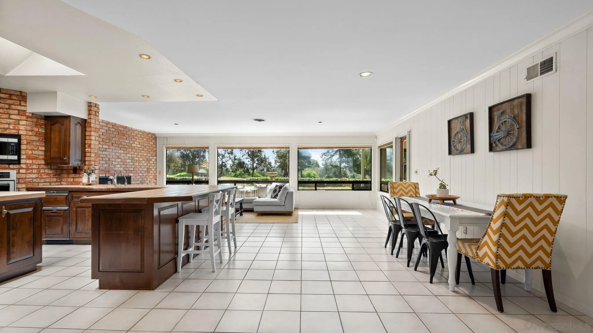 https://cdn.realtyfeed.com/cdn/127/260009631/449be2f91e6ed7d07a3b766d171ac80b.webp