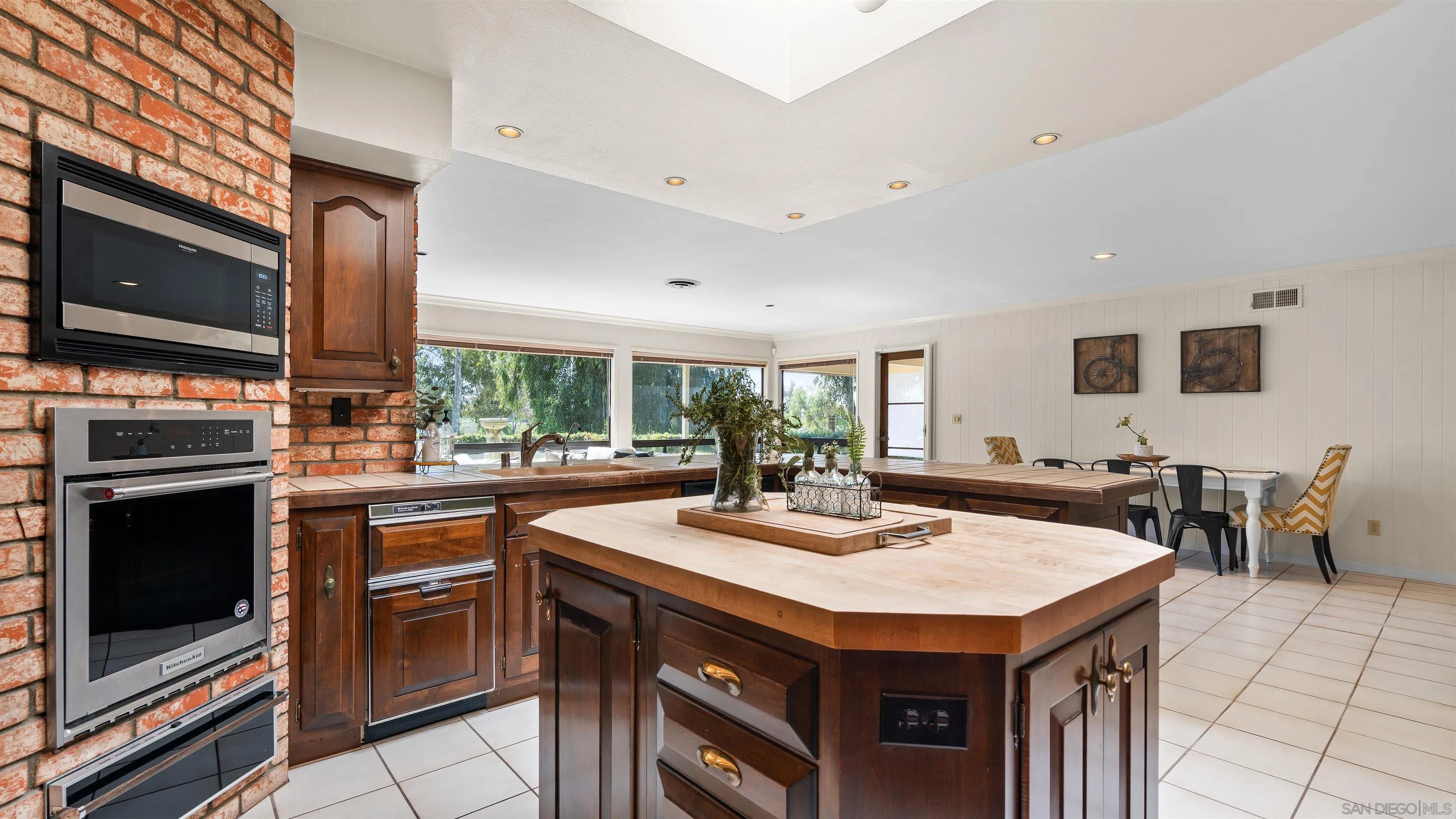 https://cdn.realtyfeed.com/cdn/127/260009631/cc3ba8f268d3ab0a6f8c72359bfd78a2.webp