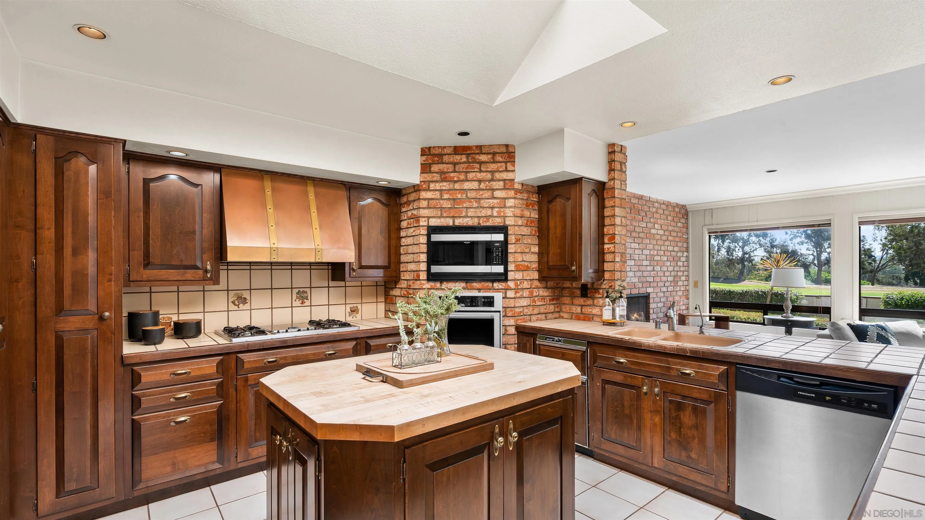 https://cdn.realtyfeed.com/cdn/127/260009631/cf09b9047c42641e348f3df0aa59571e.webp