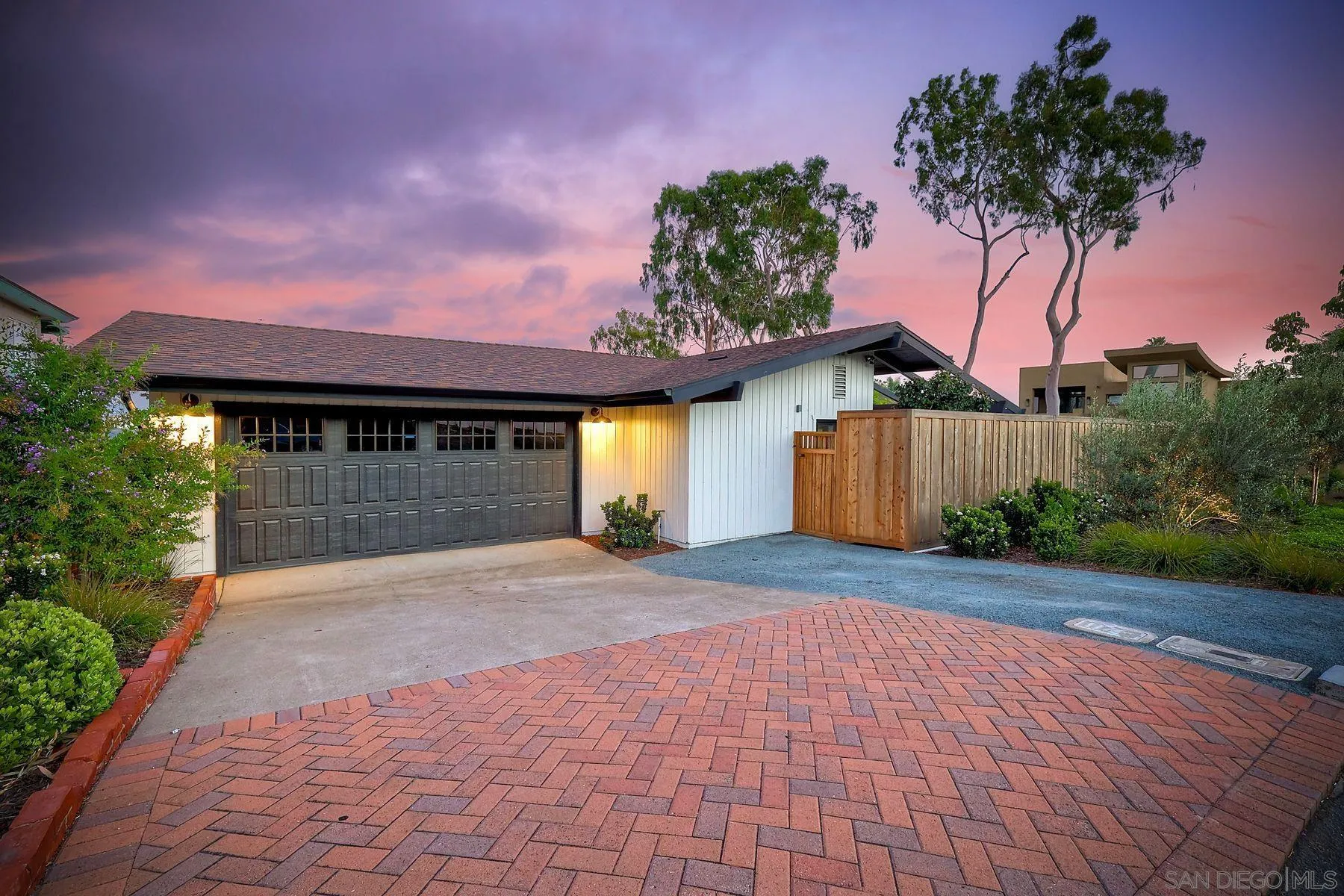 https://cdn.realtyfeed.com/cdn/127/260009643/445ef4c9ab5771a4e45b3a05a9c4d6d0.webp