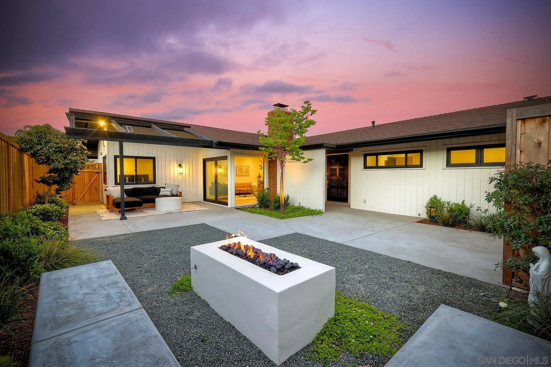 https://cdn.realtyfeed.com/cdn/127/260009643/98ae2b991e8ab8abd8148ee1a9eb2838.webp