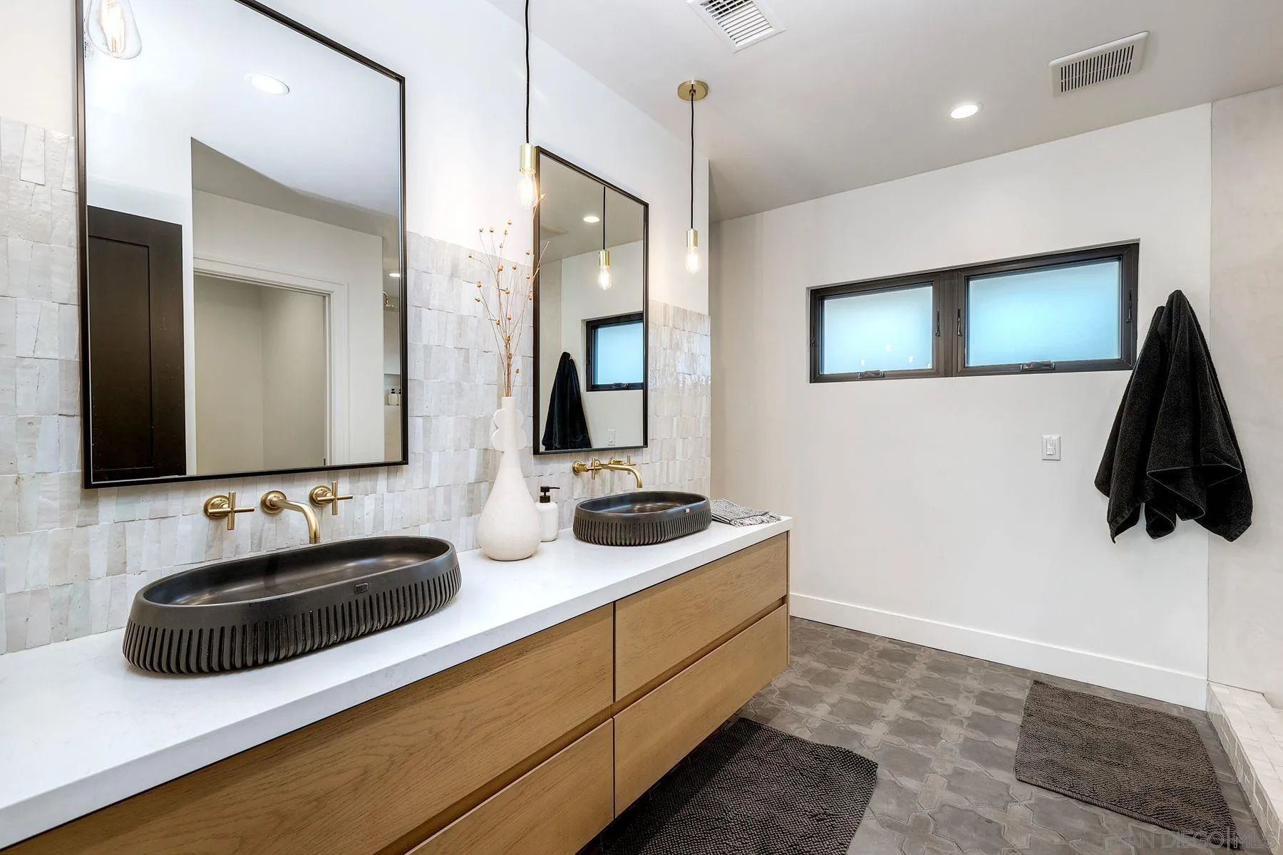 https://cdn.realtyfeed.com/cdn/127/260009643/b2858ef7ec40cb8fb15f52720e47e05f.webp
