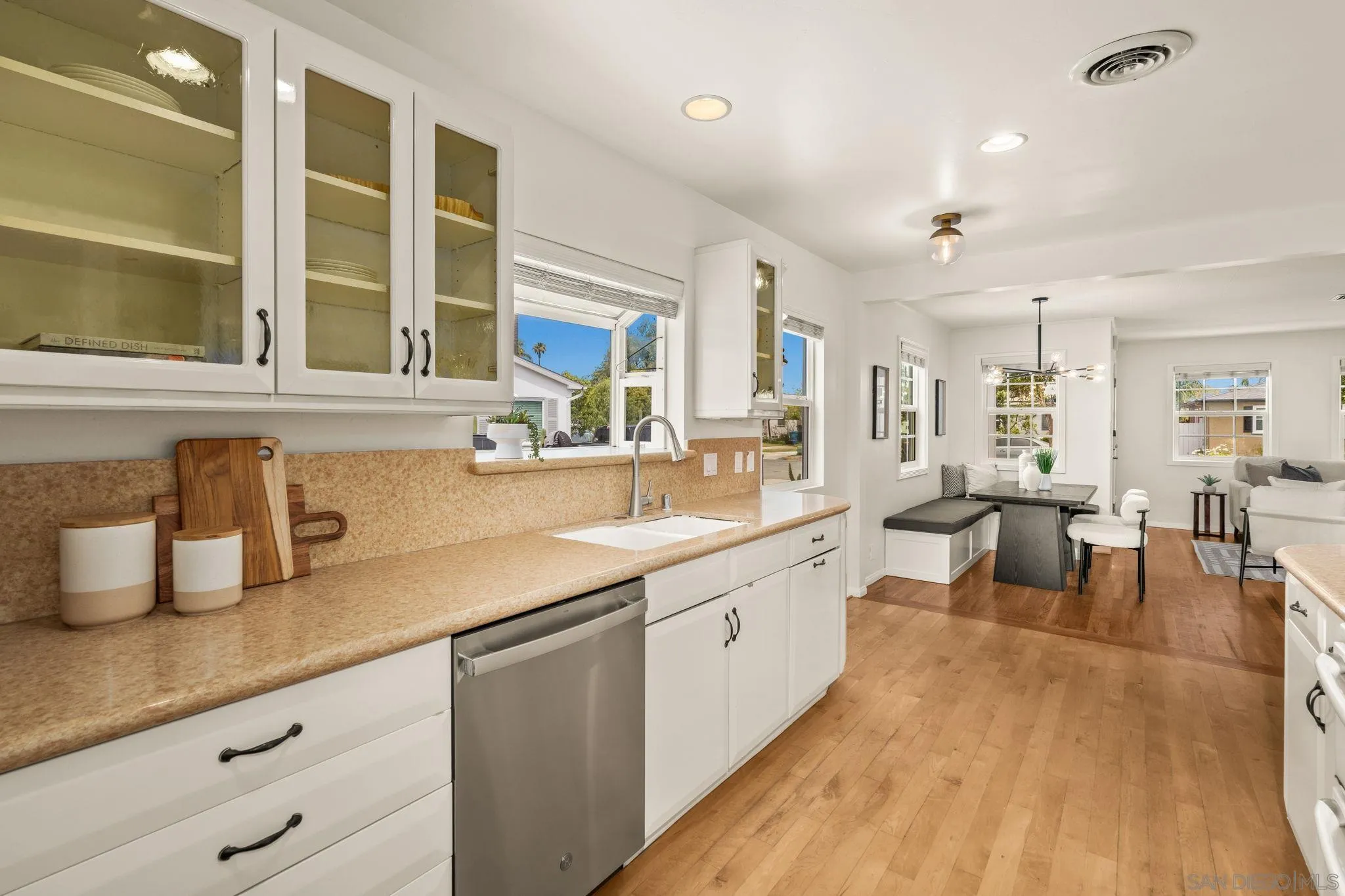 https://cdn.realtyfeed.com/cdn/127/260009655/b9c7a9e05828ffc89f6dffa58a32c4aa.webp