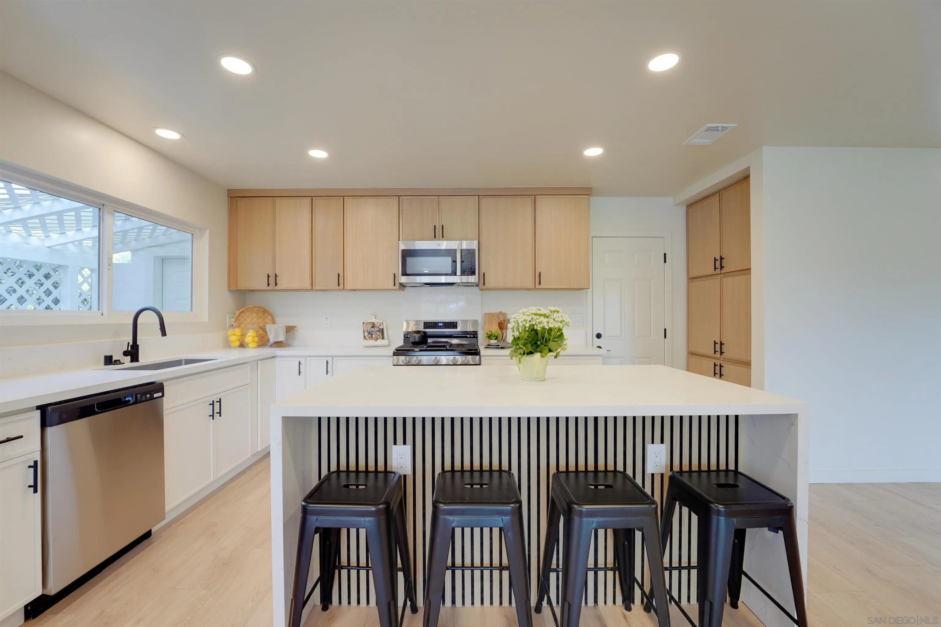 https://cdn.realtyfeed.com/cdn/127/260009662/90b575ff54f551f46285b02e31fdcb98.webp