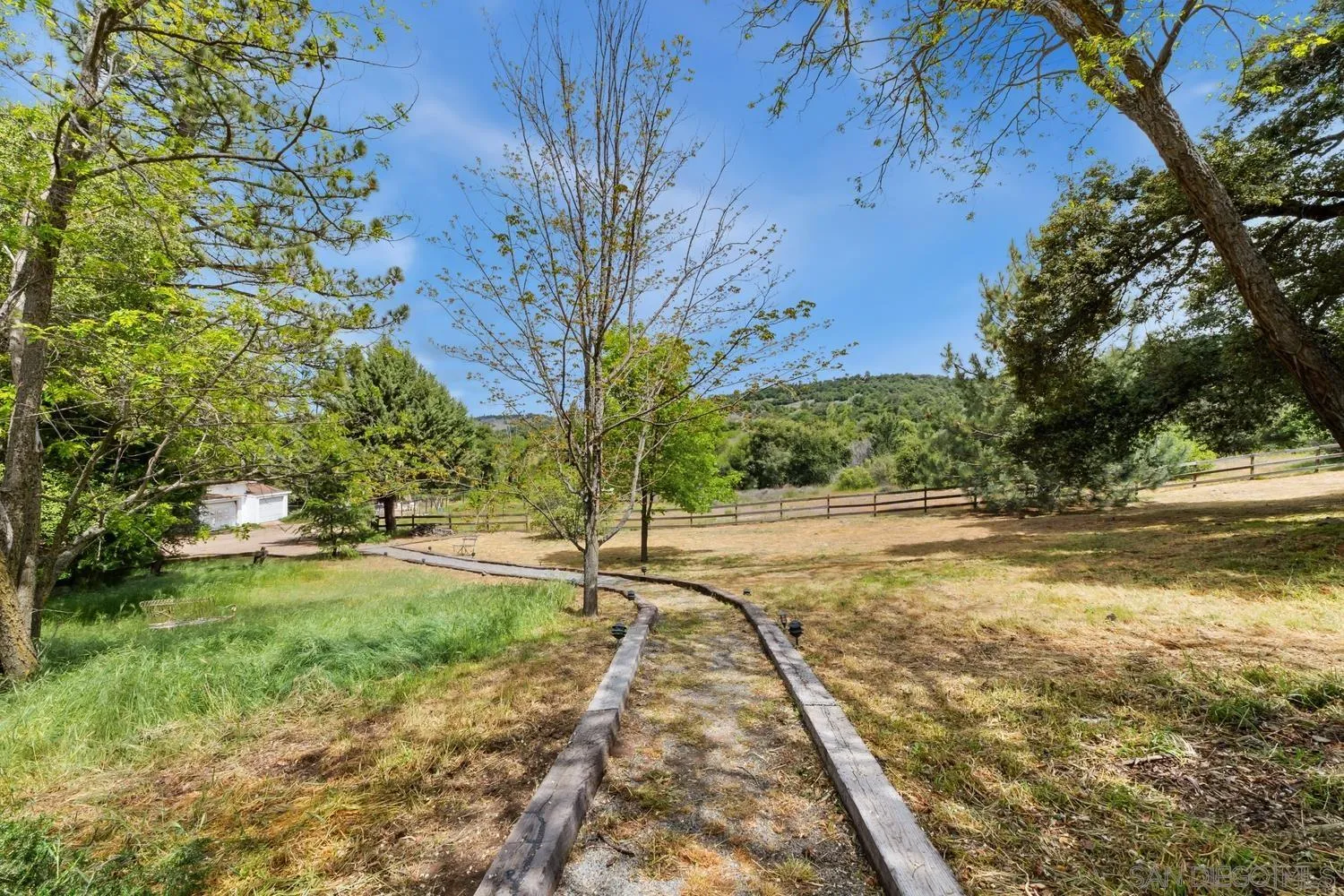 https://cdn.realtyfeed.com/cdn/127/260009666/7483eaf7f62fe82bdb9de0f6ebcb8a27.webp