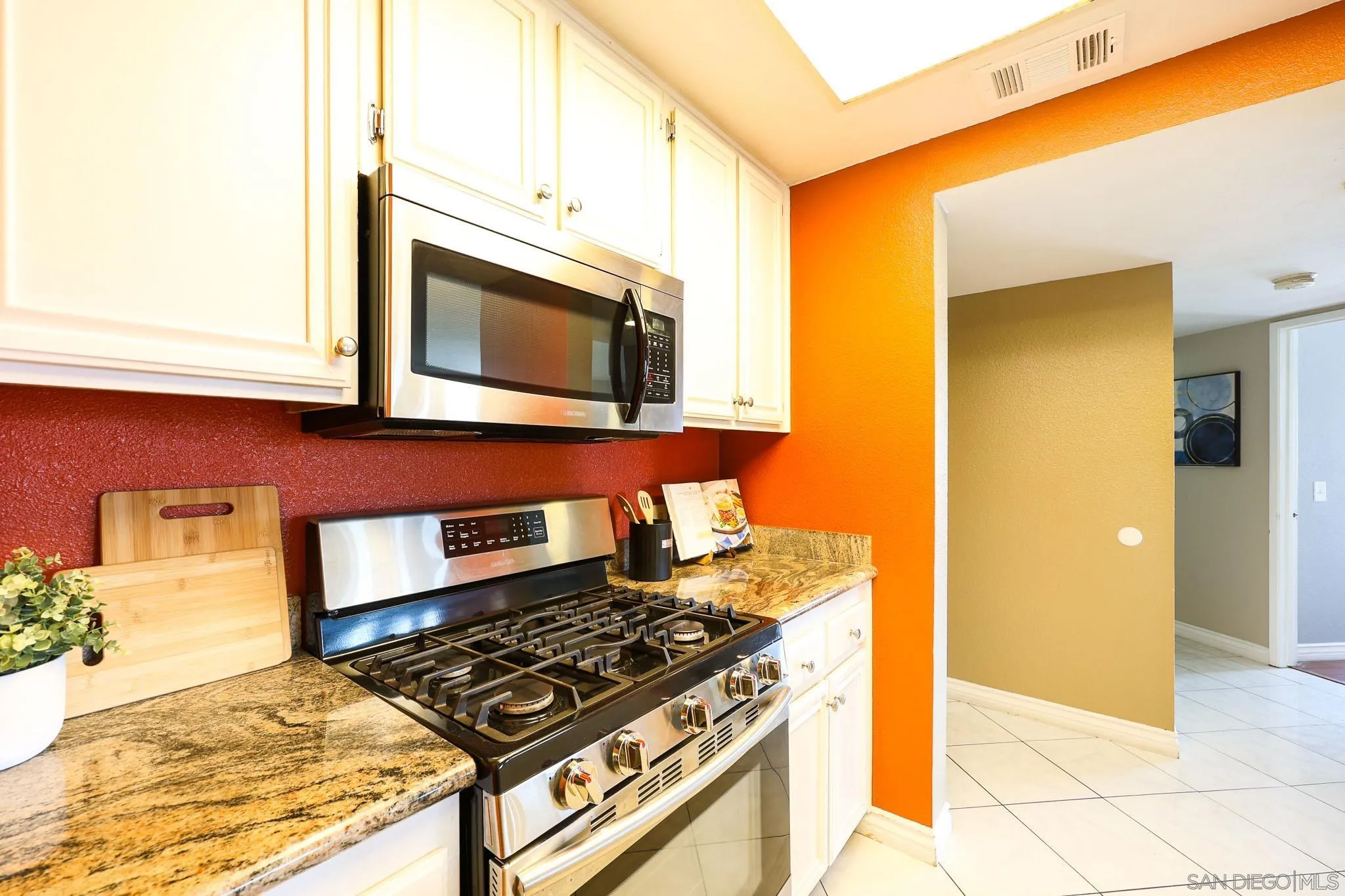 https://cdn.realtyfeed.com/cdn/127/260009683/92cbf976763f41de26a548f8210b0c21.webp