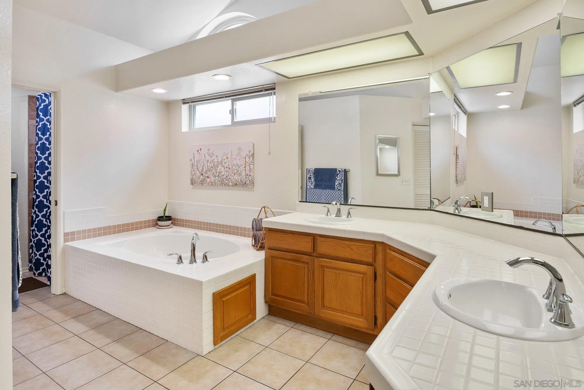 https://cdn.realtyfeed.com/cdn/127/260009698/f2eeafa9a4c0f48e816cfcf5f7036608.webp