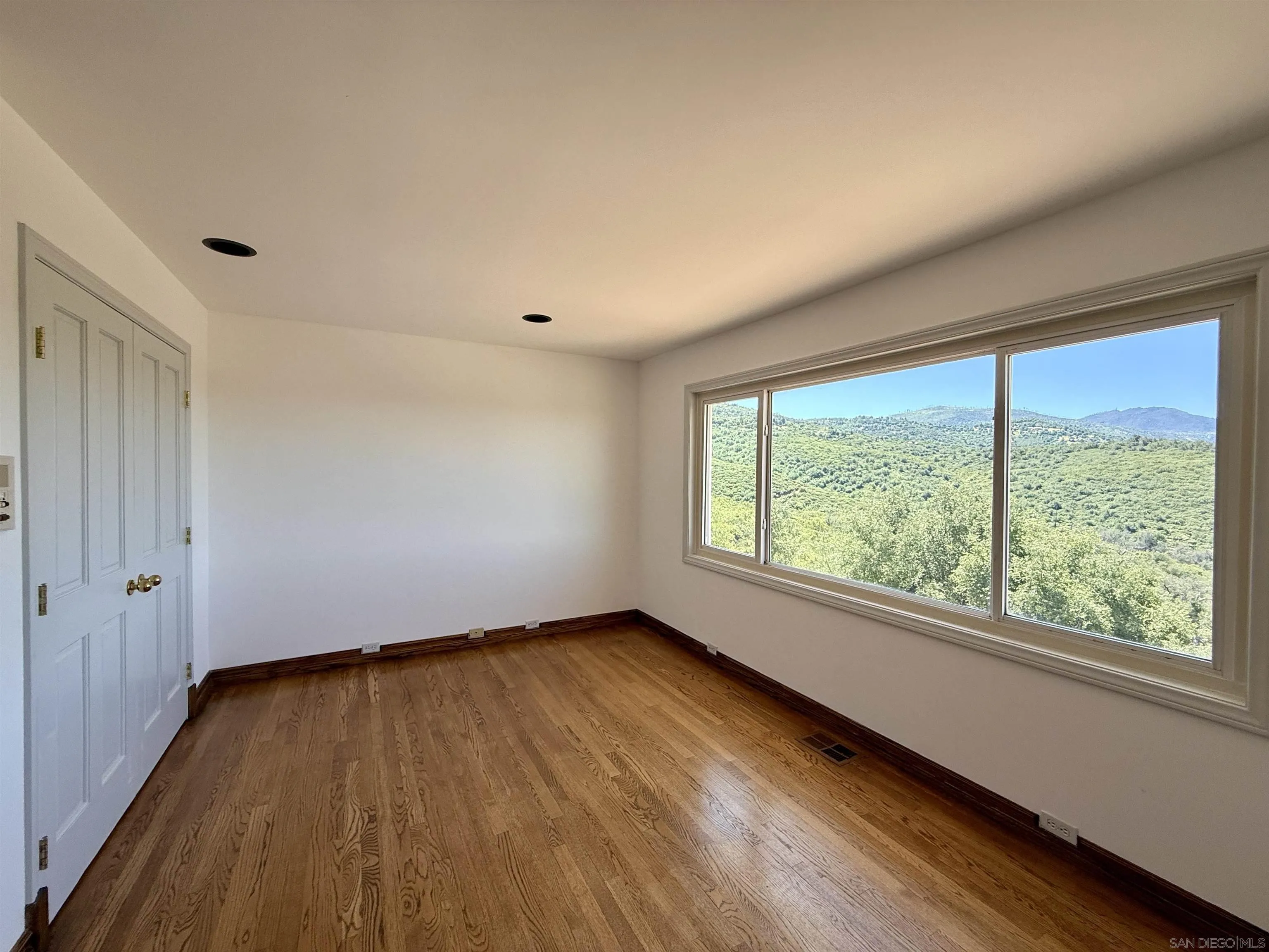 https://cdn.realtyfeed.com/cdn/127/260009720/0f0d9af186ad281e6ca6a62a7627402a.webp