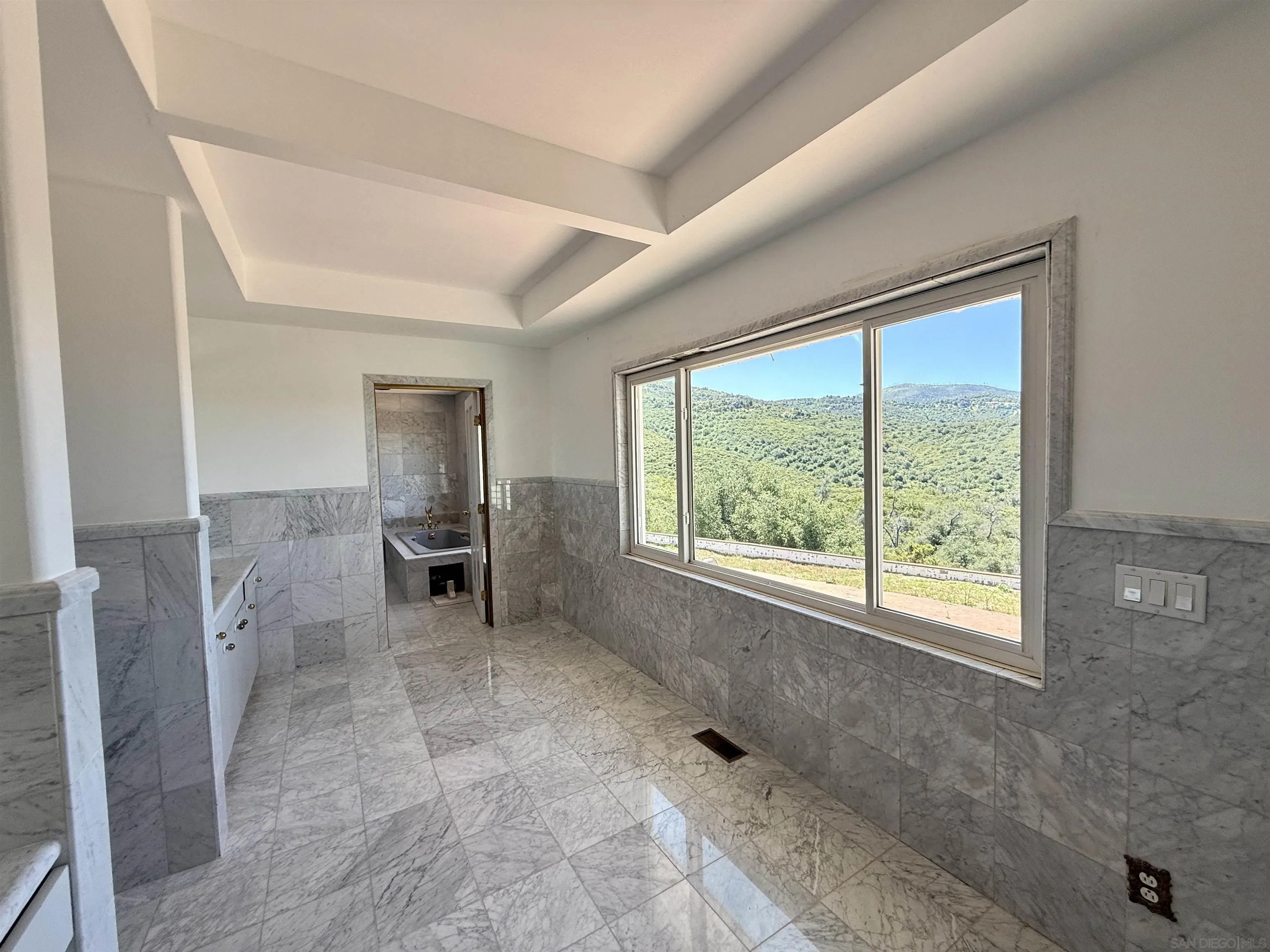 https://cdn.realtyfeed.com/cdn/127/260009720/19d1d9c5907892a629497d1d01ab0c96.webp