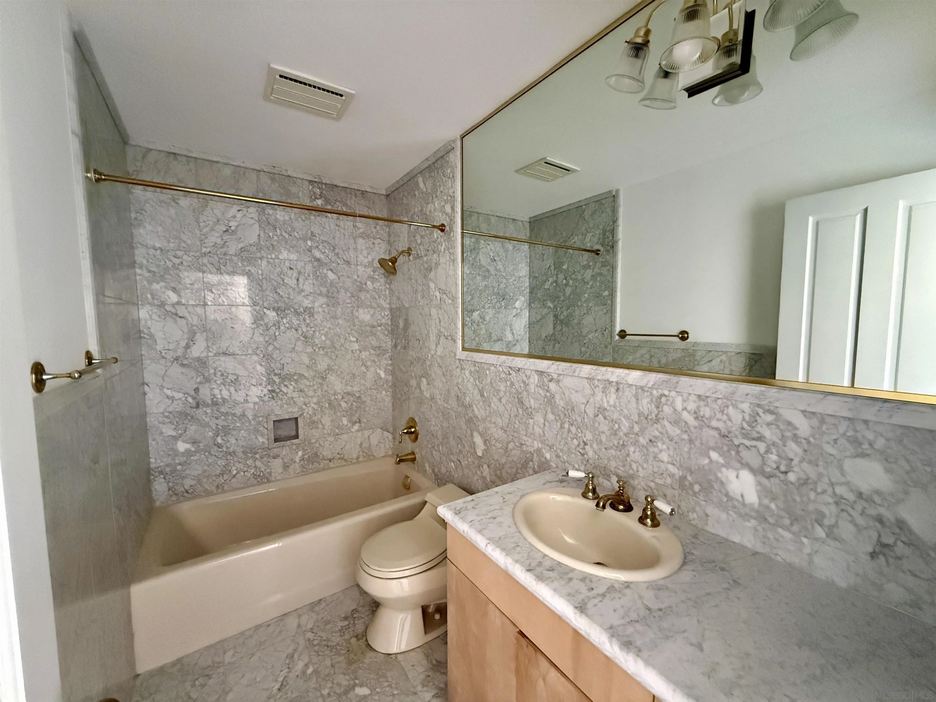 https://cdn.realtyfeed.com/cdn/127/260009720/78561cb3a984234200834b72088a27d6.webp