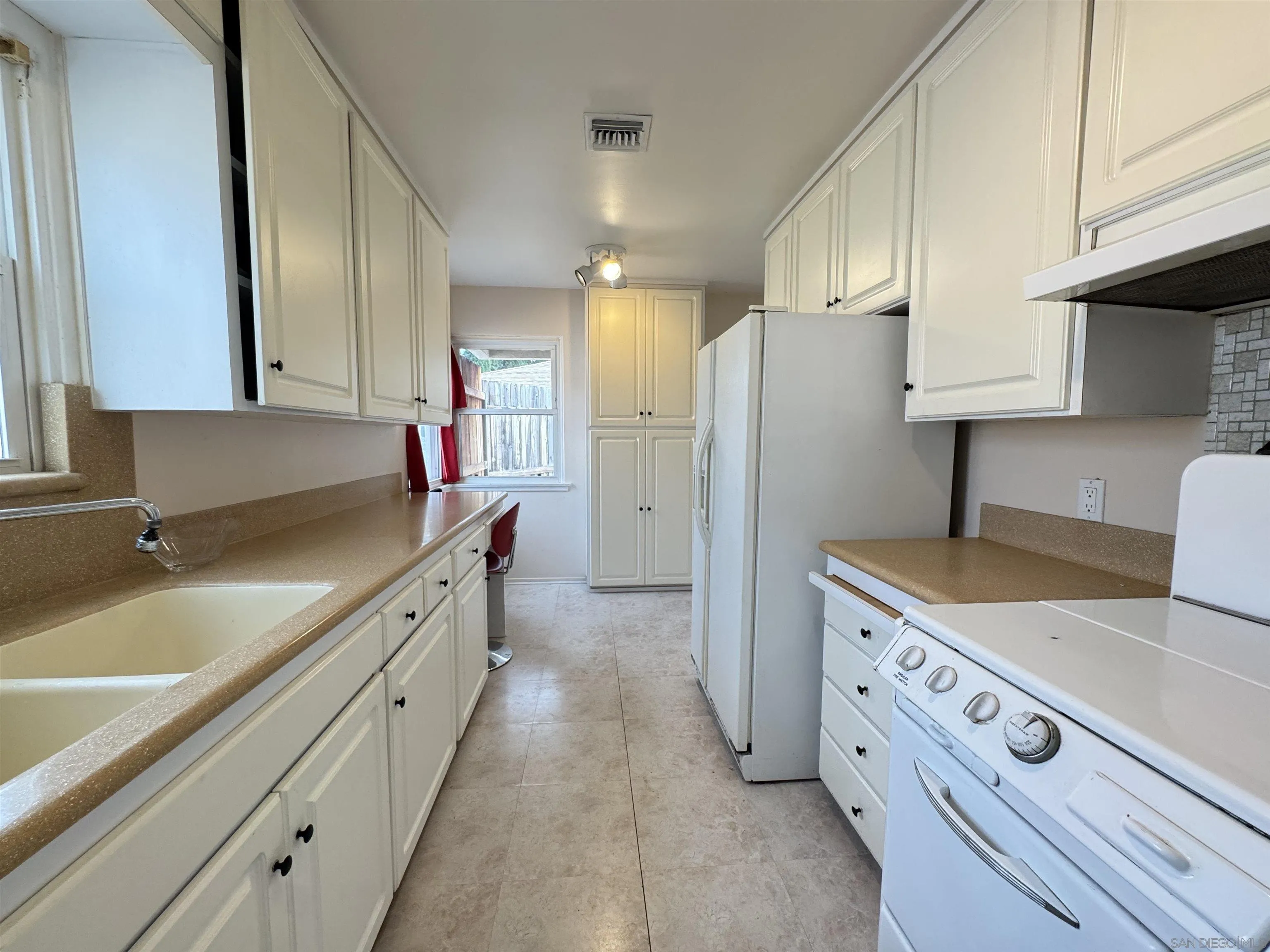 https://cdn.realtyfeed.com/cdn/127/260009736/cb9ece6c79e78a1c834b7c1c220bab0a.webp