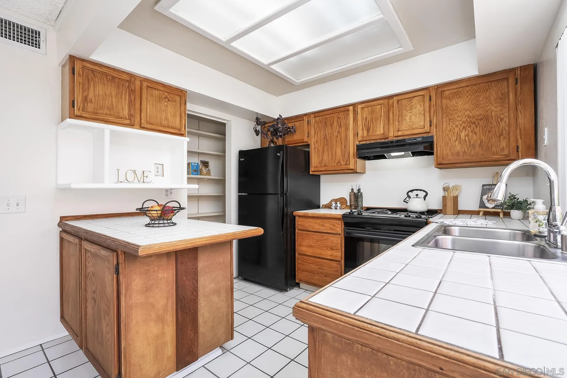 https://cdn.realtyfeed.com/cdn/127/260009757/41247aa2204ad68759f8ccb794998b69.webp