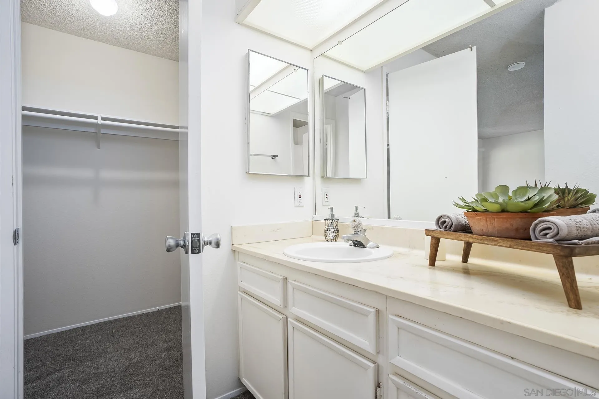 https://cdn.realtyfeed.com/cdn/127/260009757/893e9ee3914c29729ca55a3233c2b5ab.webp