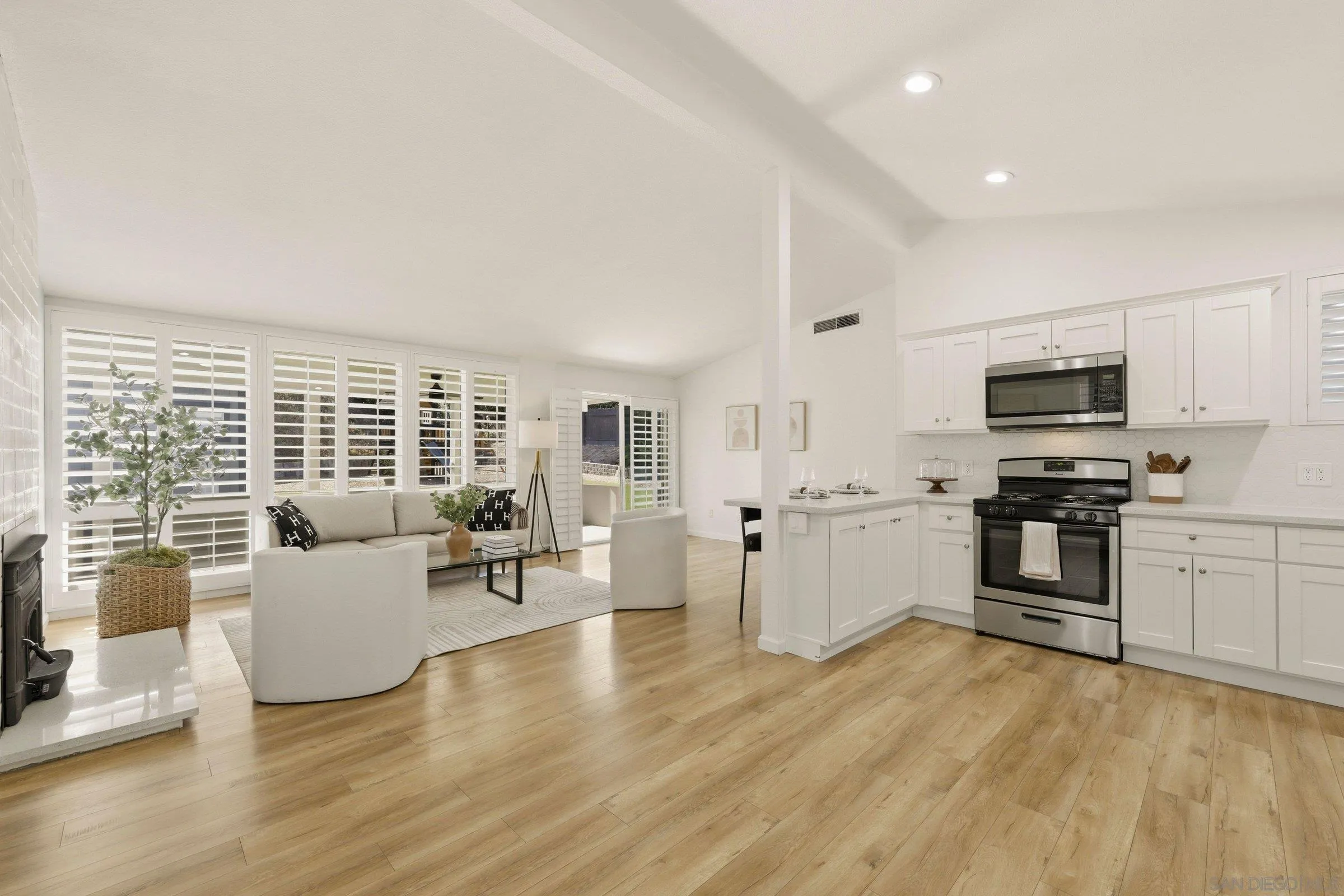 https://cdn.realtyfeed.com/cdn/127/260009762/a9b6298bd3d7631d88fe5340530aa7dc.webp