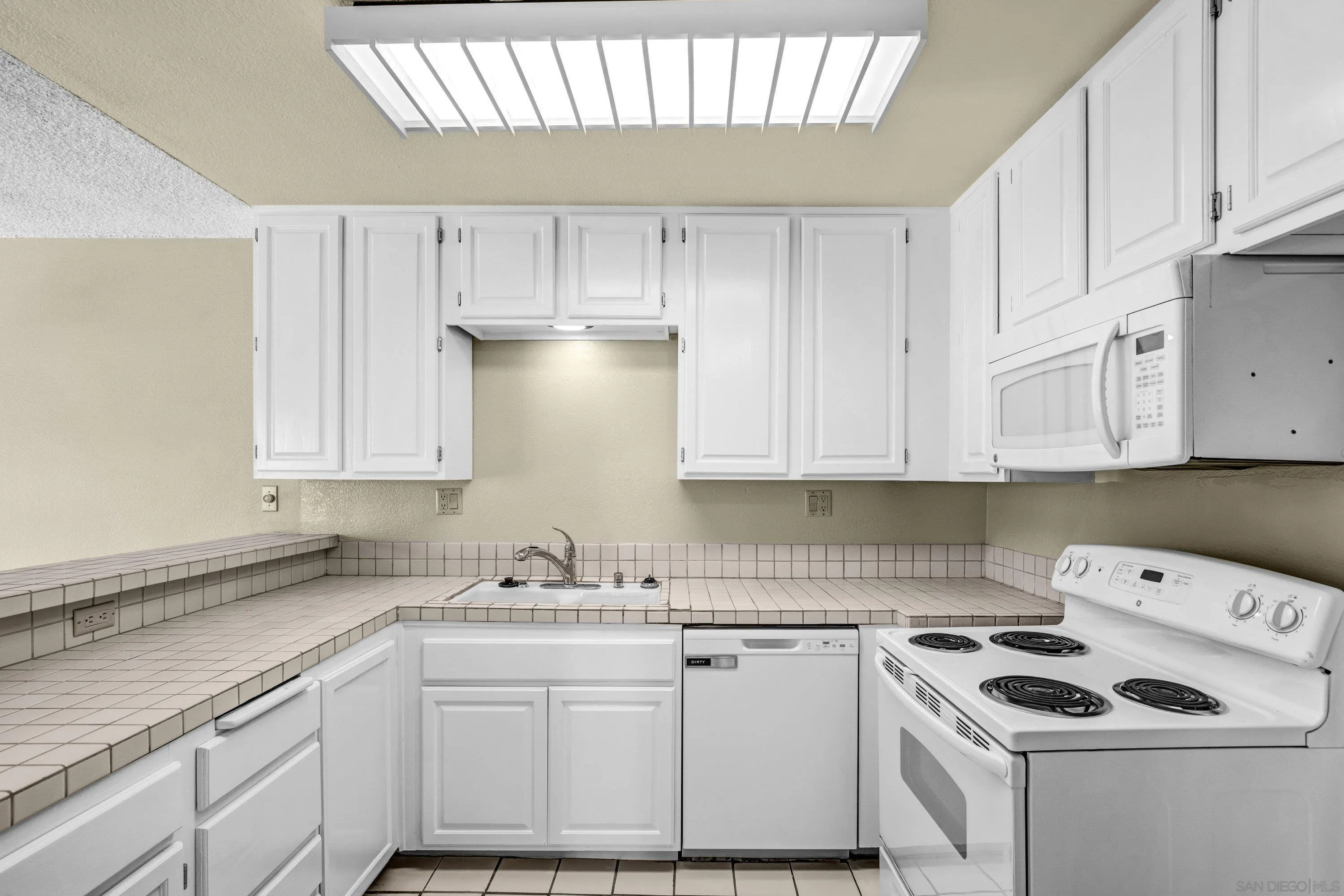 https://cdn.realtyfeed.com/cdn/127/260009767/a46b69b5b162d28eee616d6ee4b75ff6.webp