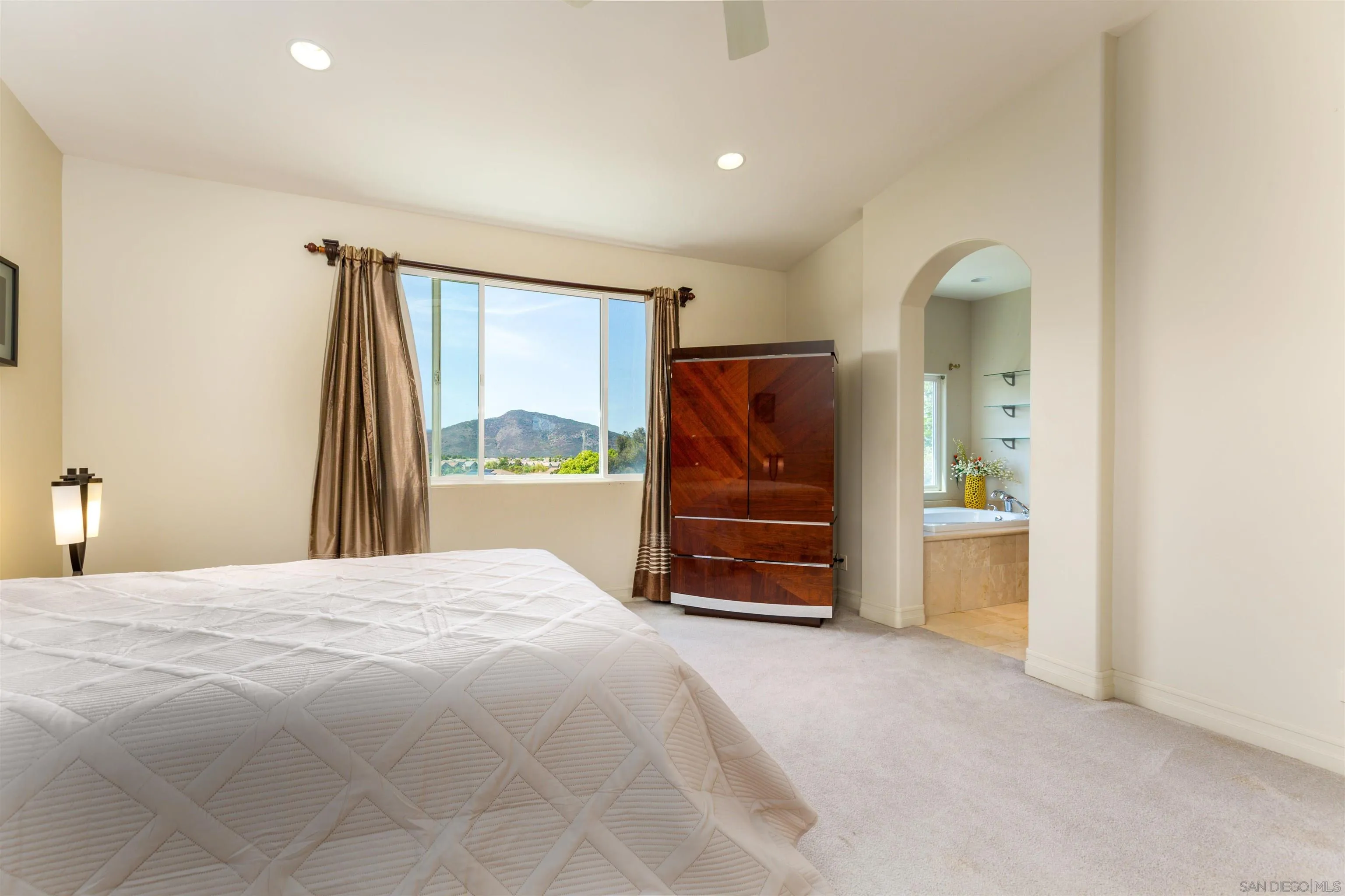 https://cdn.realtyfeed.com/cdn/127/260009780/41b65efff62f0e5db719c3132b6f2bef.webp