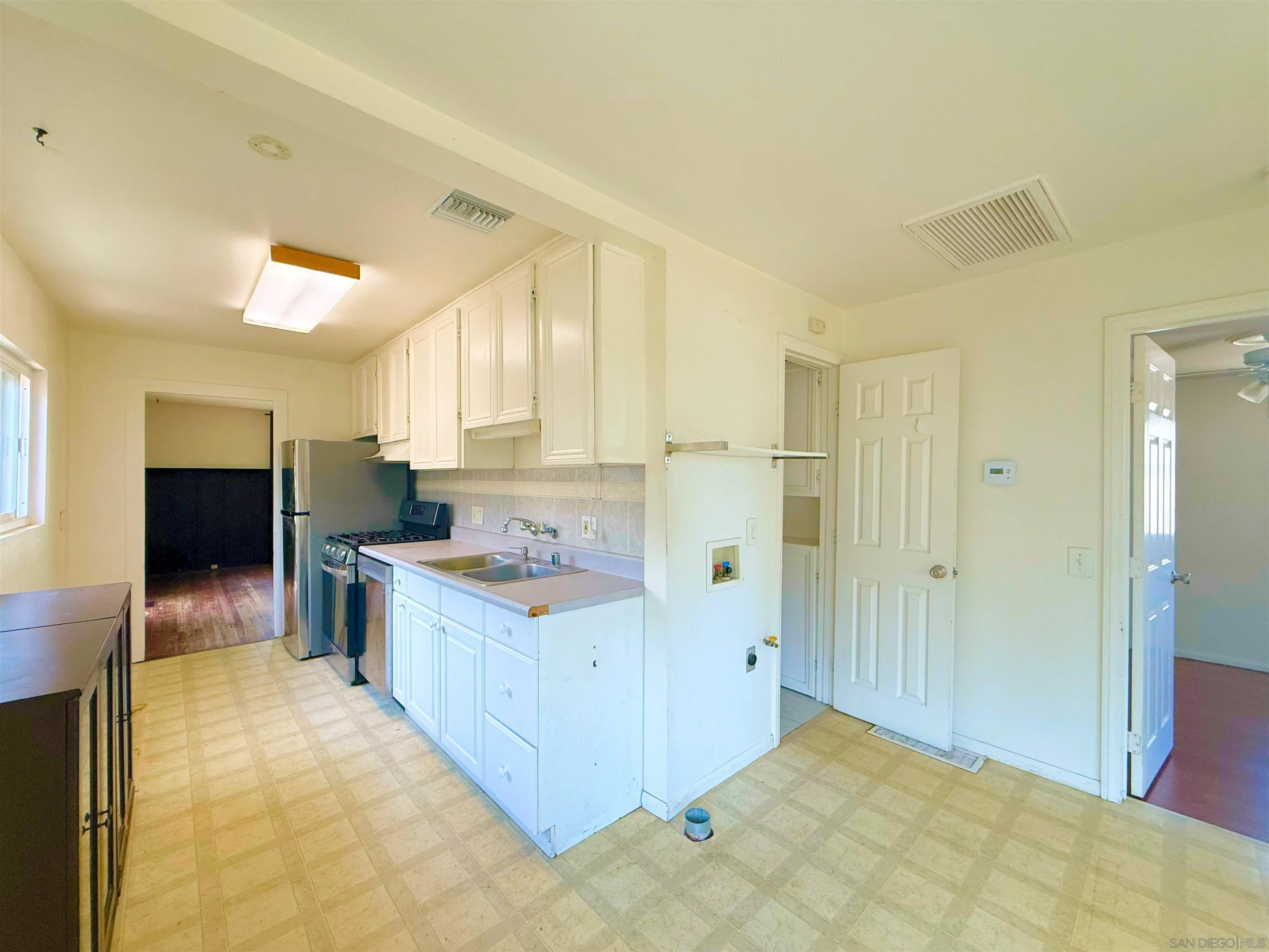 https://cdn.realtyfeed.com/cdn/127/260009808/1c00d3ca14975058b113a12664d68bed.webp