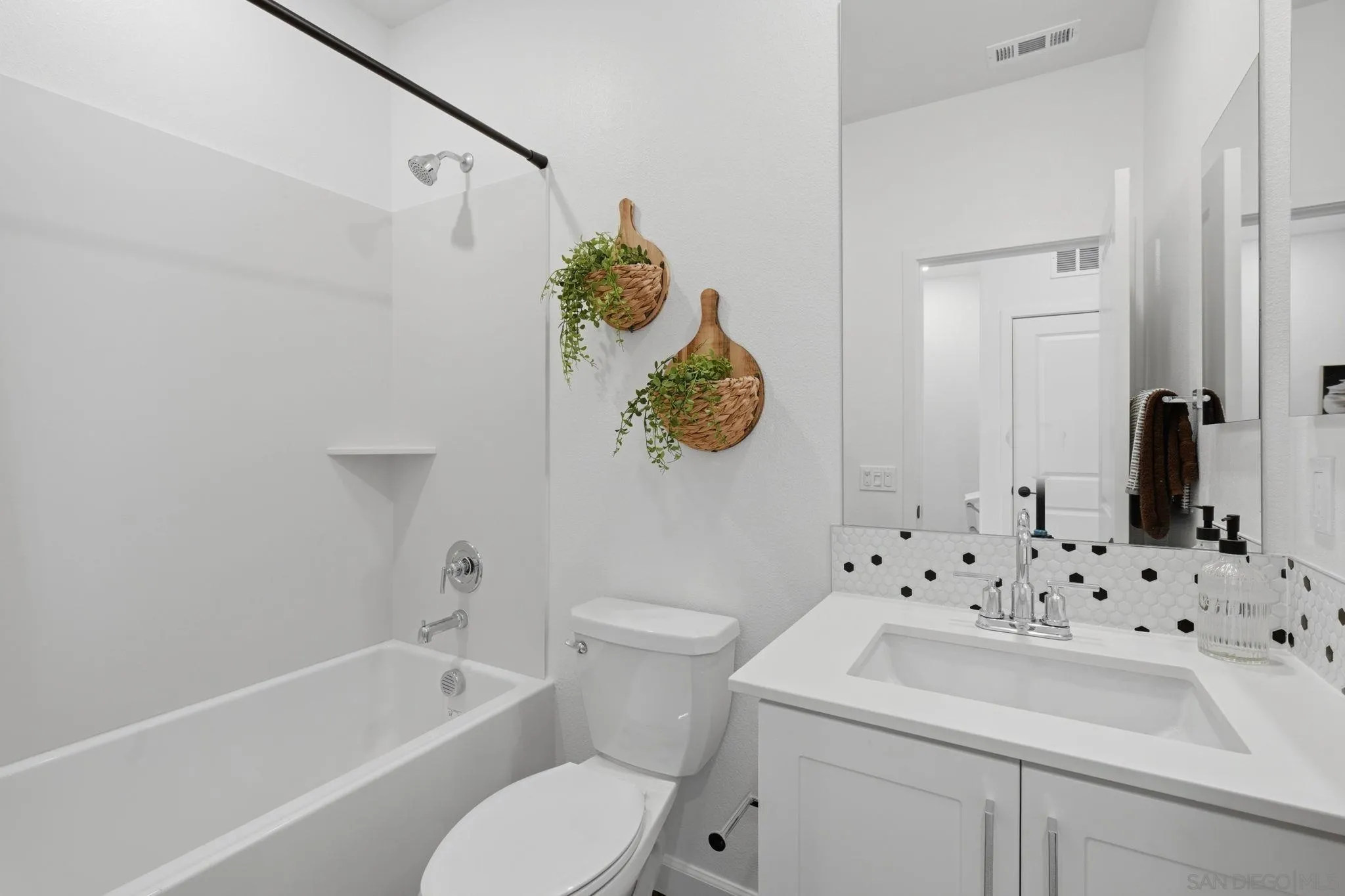 https://cdn.realtyfeed.com/cdn/127/260009812/4c1fc4ba6b807b66dc74655897f756ed.webp