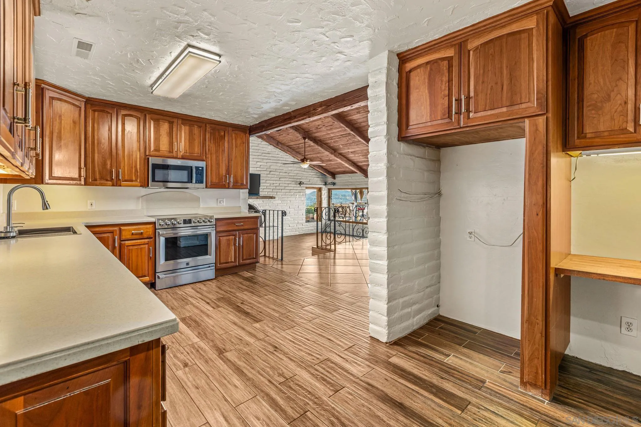 https://cdn.realtyfeed.com/cdn/127/260009838/be9275e4a43e60a33c8e158b175b6c24.webp