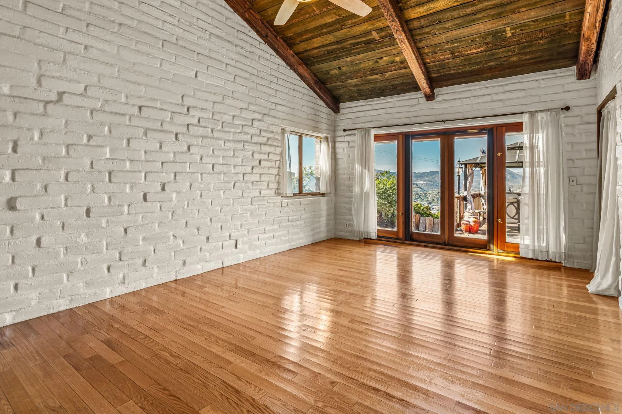 https://cdn.realtyfeed.com/cdn/127/260009838/dedde5672d58ffebe8e9dc9e6bc8beec.webp