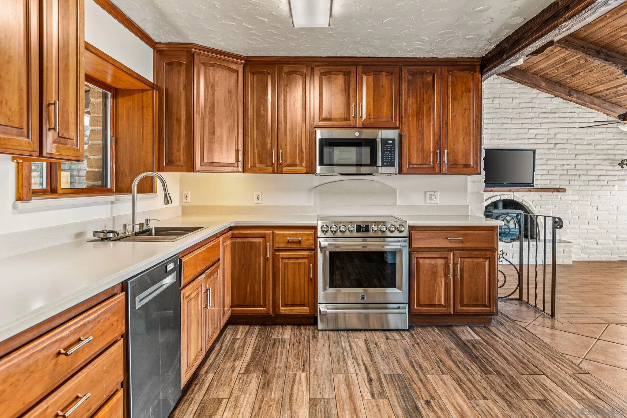 https://cdn.realtyfeed.com/cdn/127/260009838/fd0c7de95752a7c9ca195ef78b4b44c3.webp