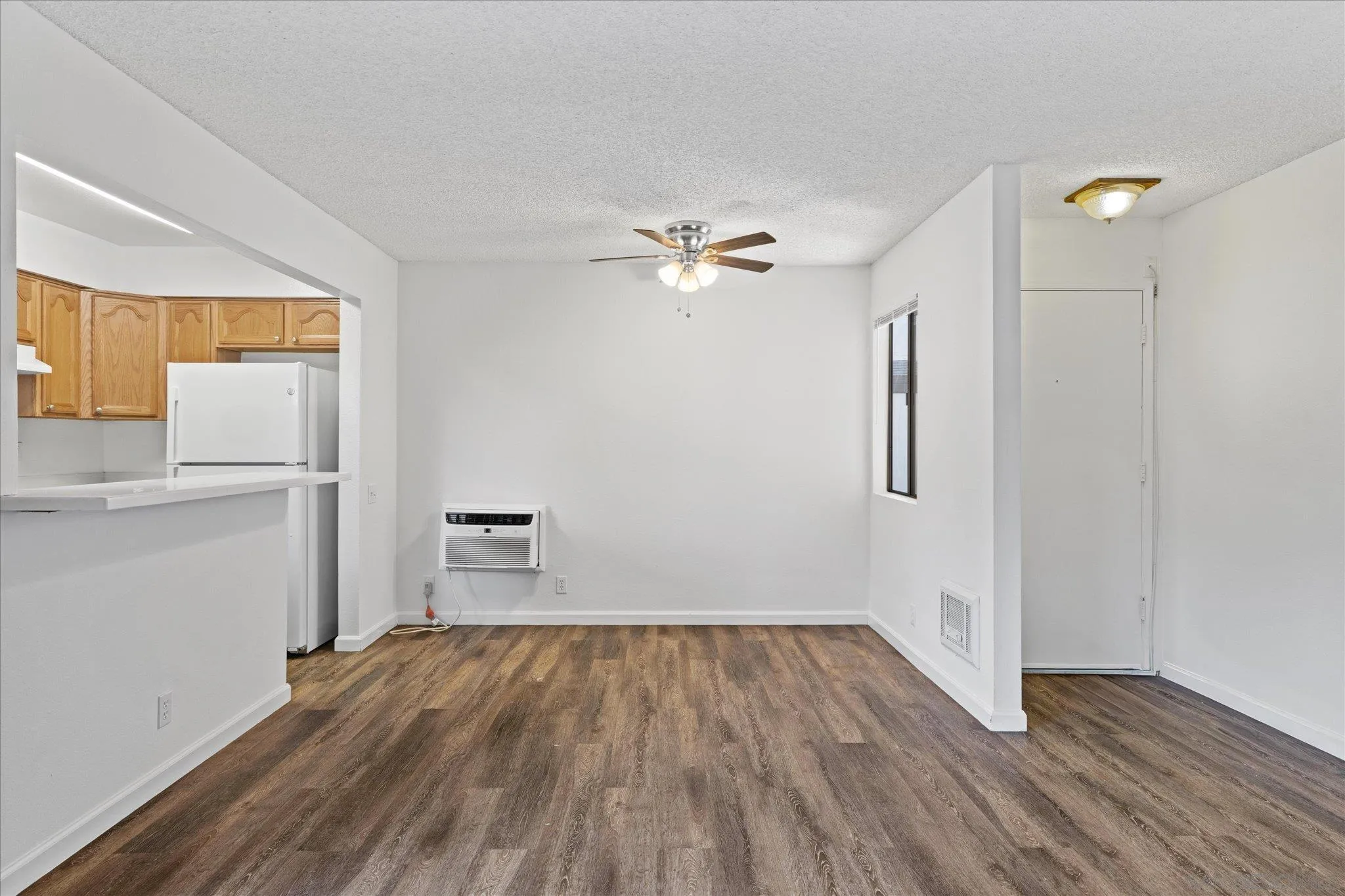 Photo #4: 260009895 Listing: Photo #4