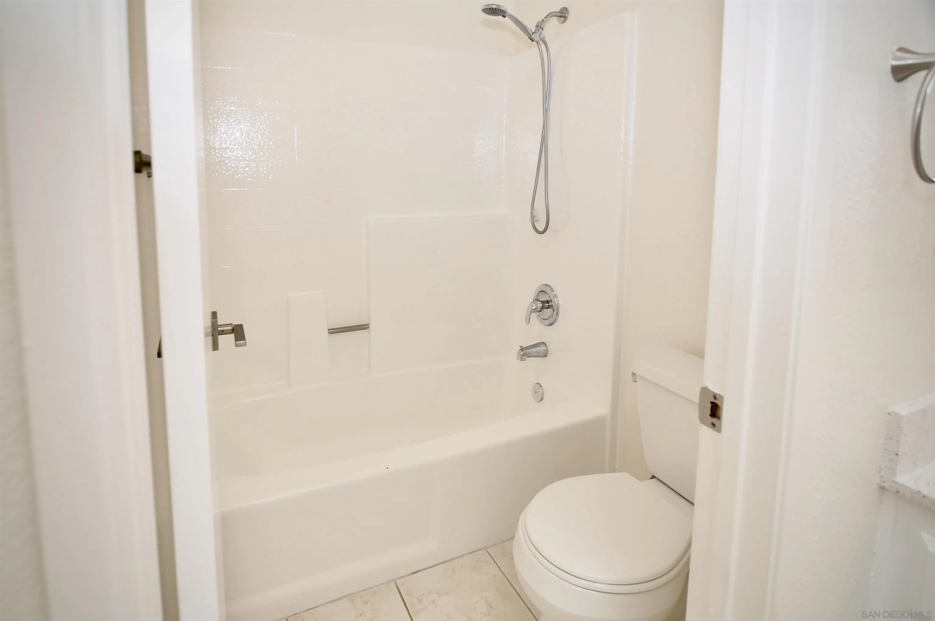 Photo #16: 260009900 Listing: Photo #16