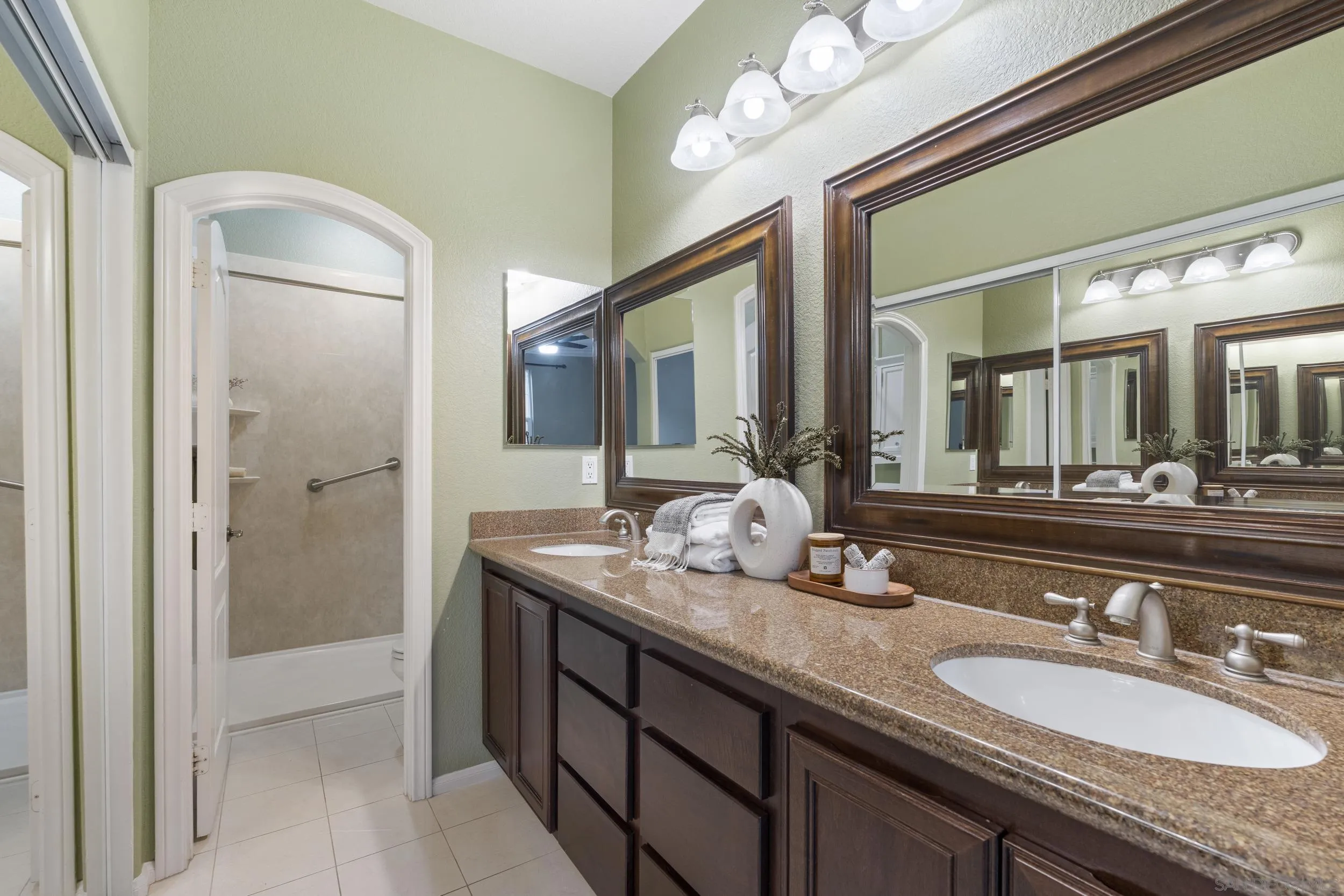https://cdn.realtyfeed.com/cdn/127/260009934/0d116cf6f8989216bd7e821490e71304.webp